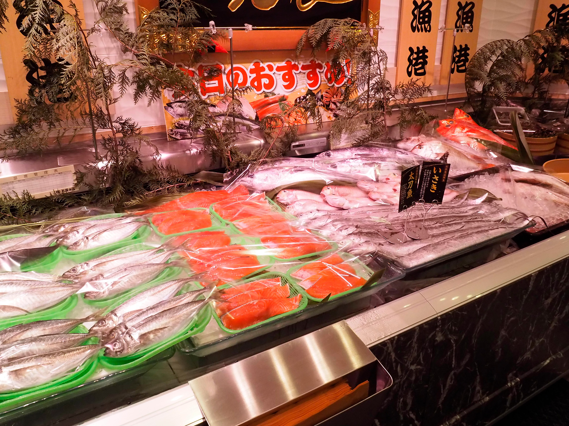 鮮度のよい魚介が並ぶ