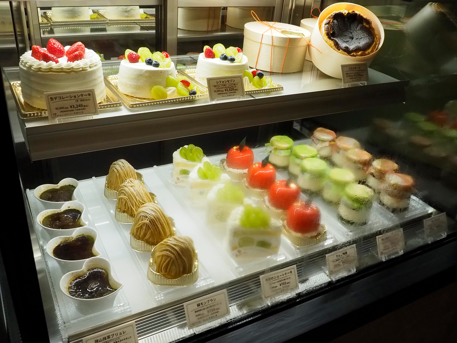 地元パティスリー「Petit luxe EMILE」