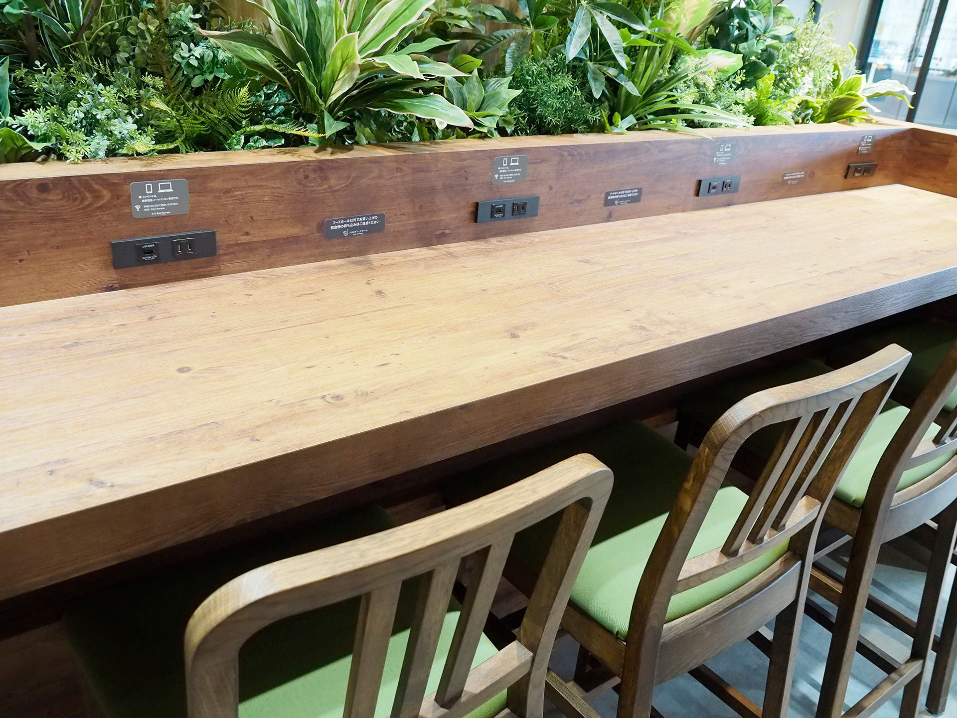 USBポートとコンセントを設置した席