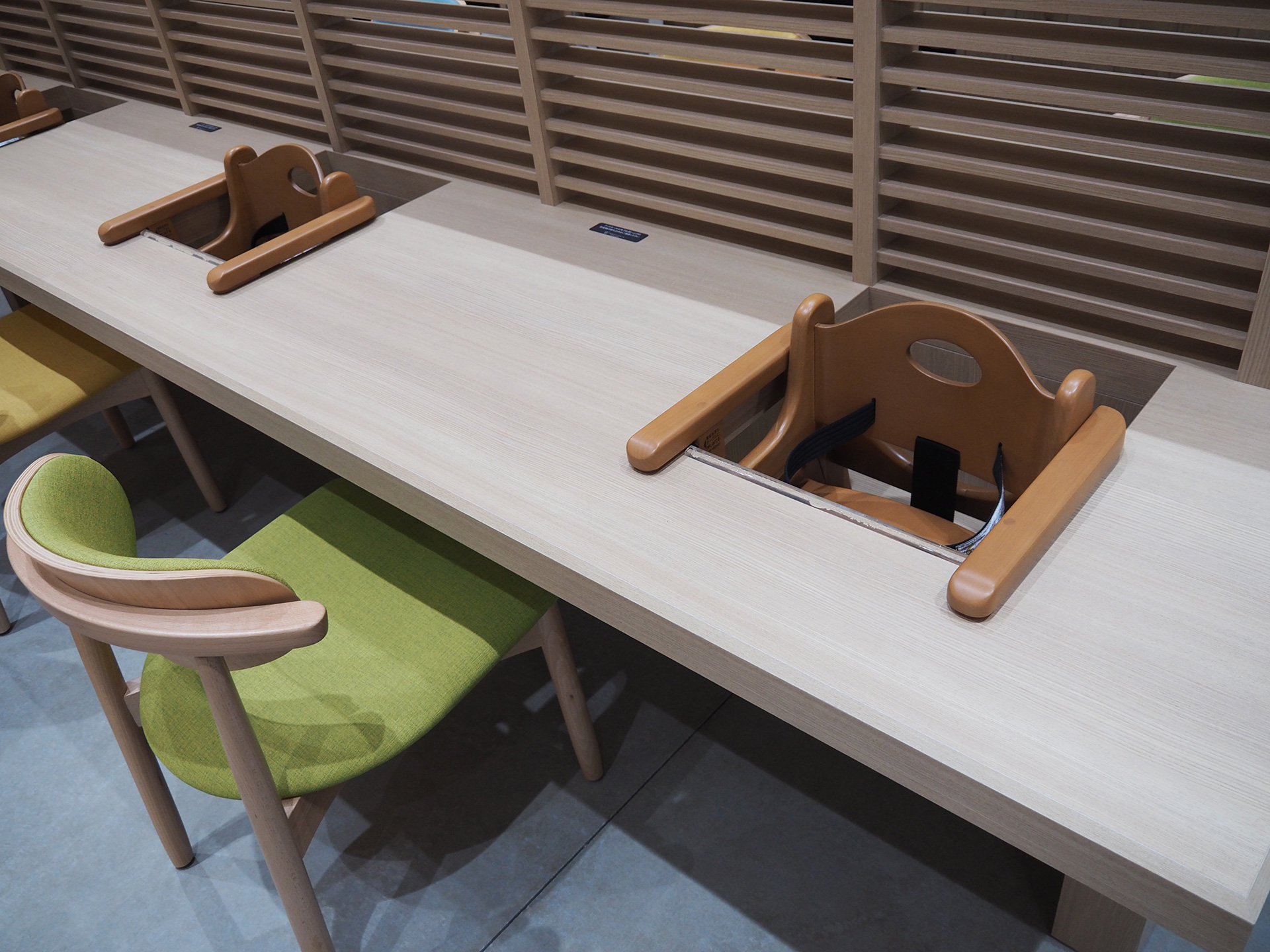 ベビーチェアが一体になったカウンター席