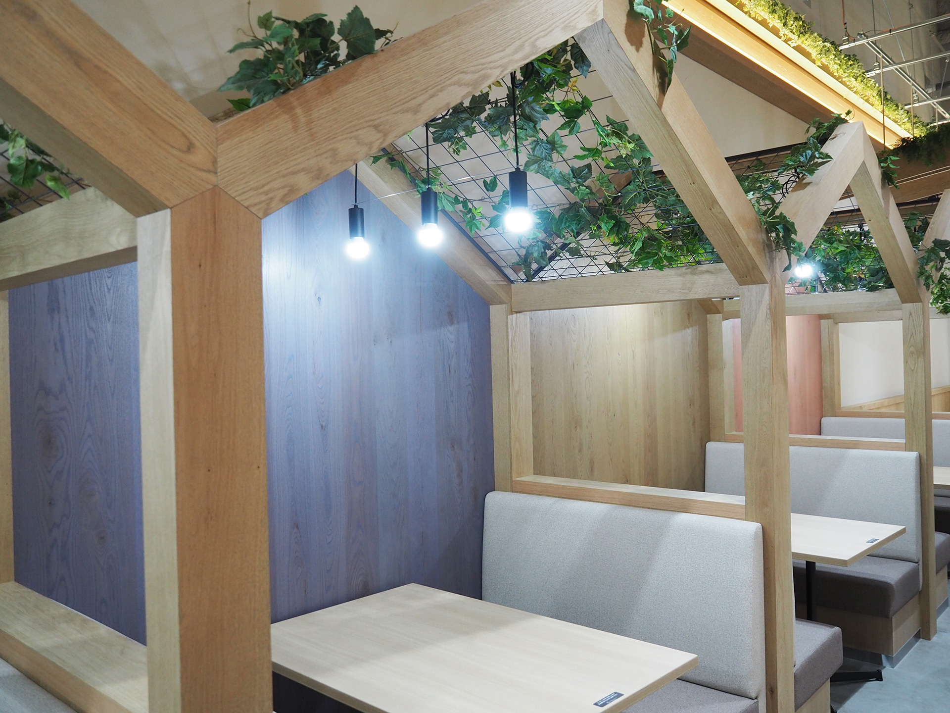 ファミレスのような4人掛け席