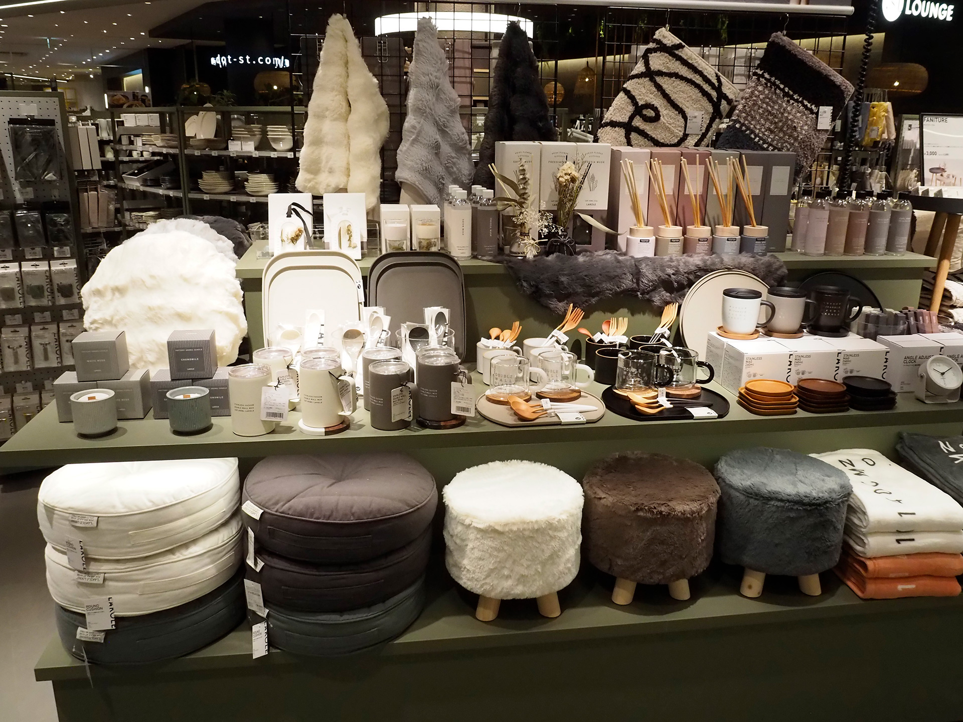 雑貨なども販売