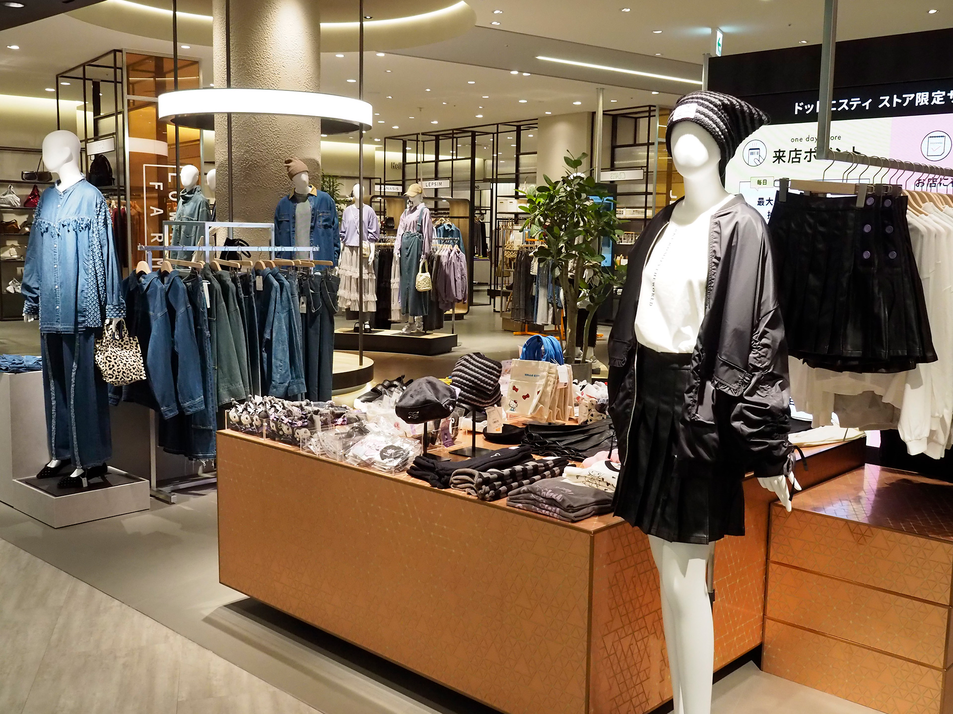 アダストリア系列のアパレルブランドがそろっている