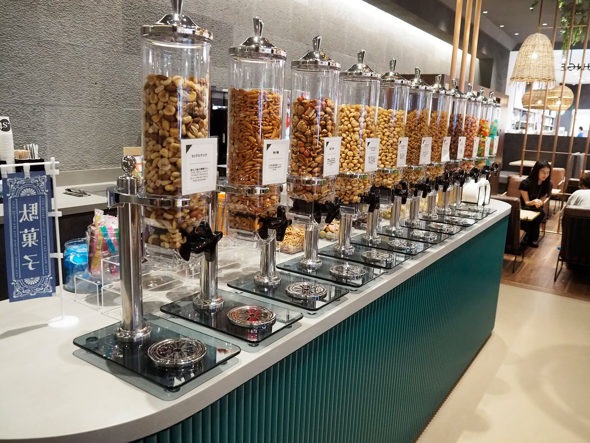 ラウンジではドリンクのほか、ナッツバーや駄菓子、パンケーキなどを好きに食べられる