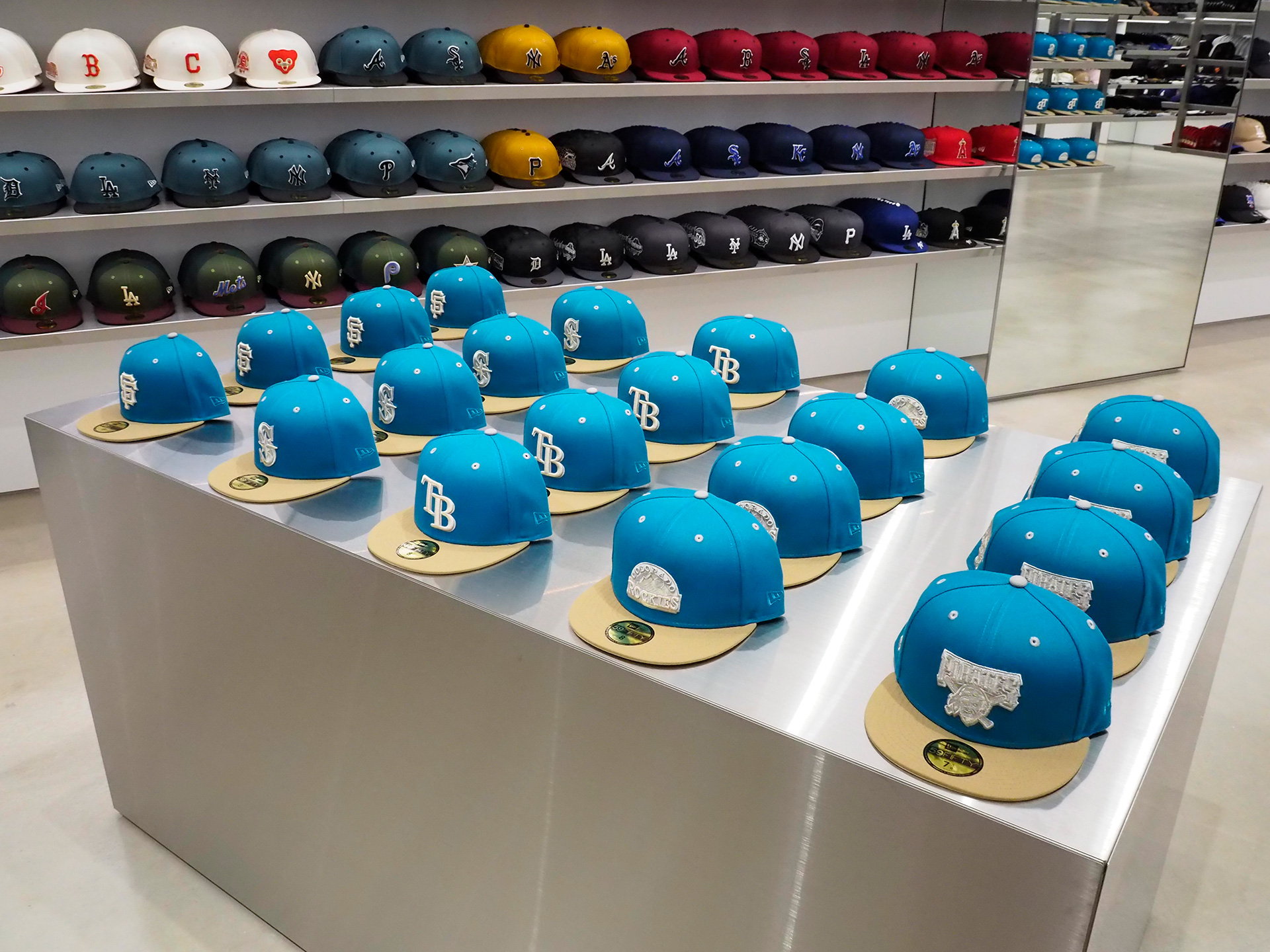 「THE CUP」所沢店限定カラーのキャップ