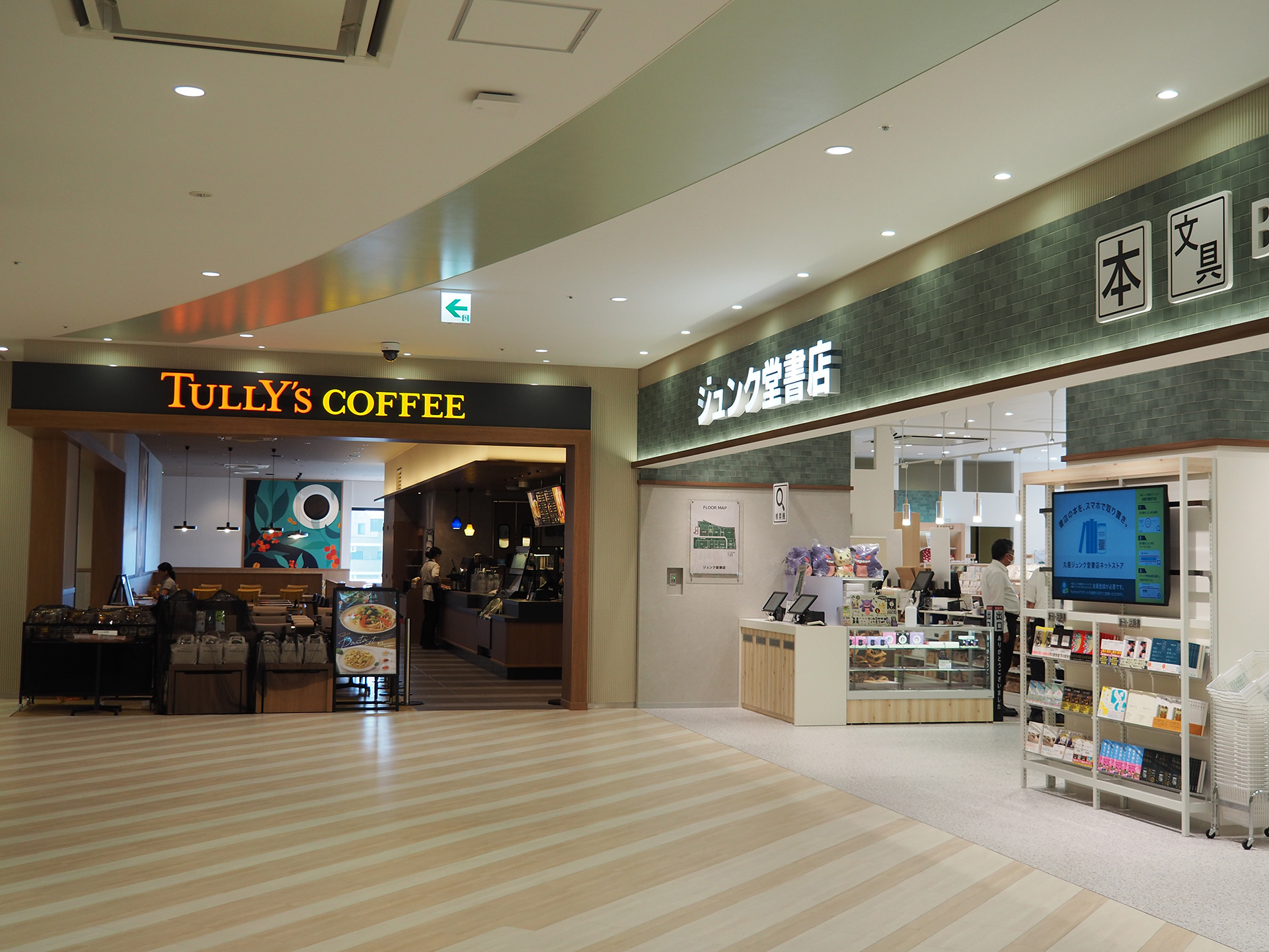 ジュンク堂書店の横にはタリーズコーヒーも