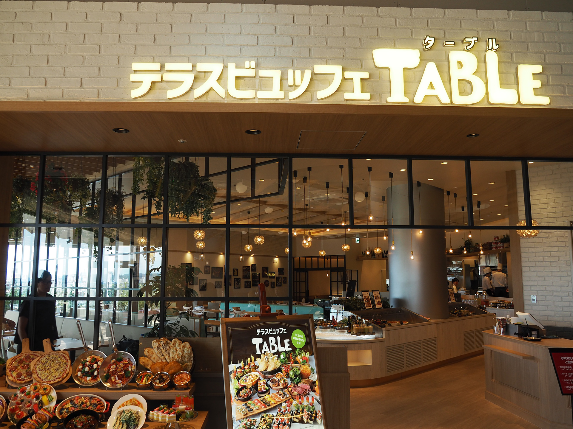 地元野菜を使った料理の「テラスビュッフェカフェ TABLE」