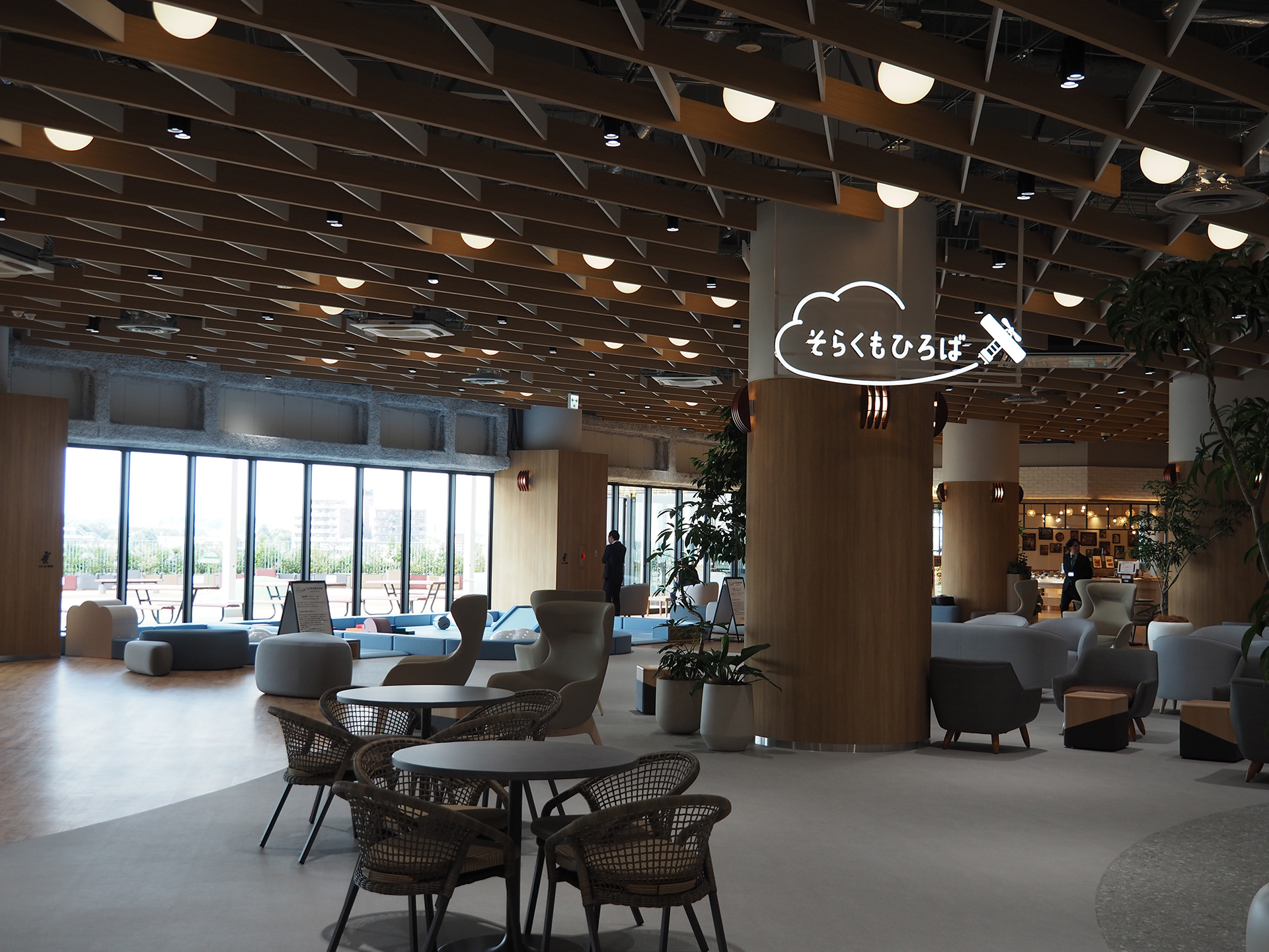 「そらくもダイニング」でテイクアウトしたドリンクなどを飲みながら子供を見守れる