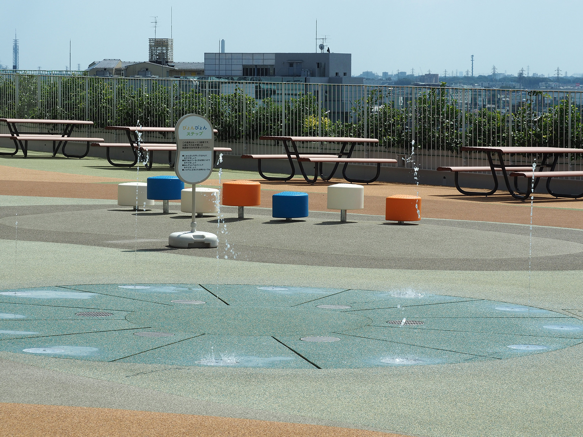 水が地面から飛び出す噴水も