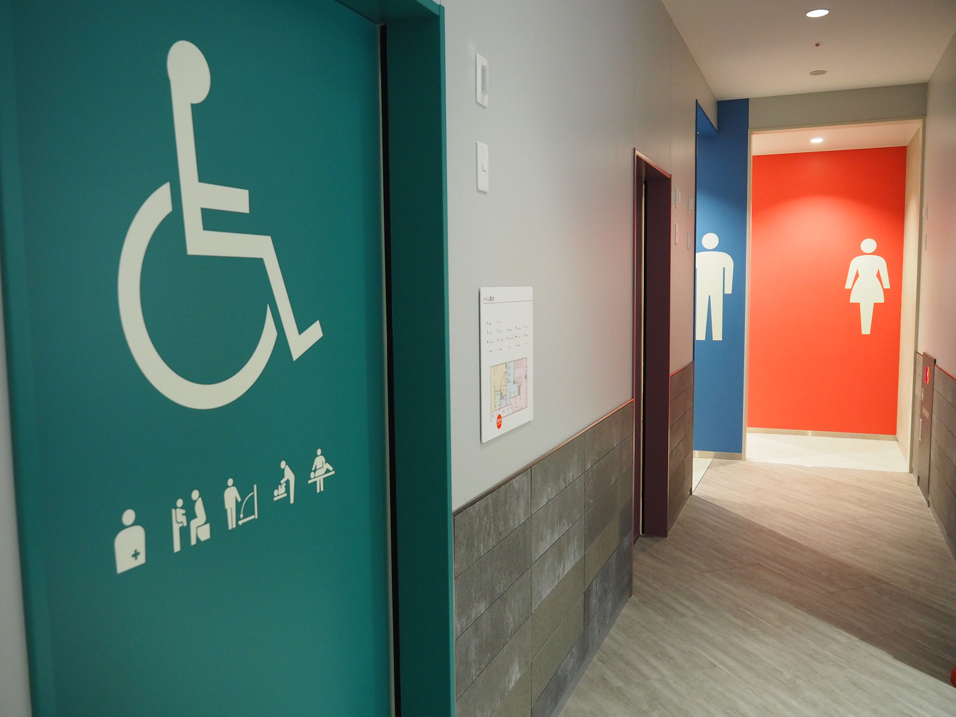 車椅子マークの「誰でもトイレ」