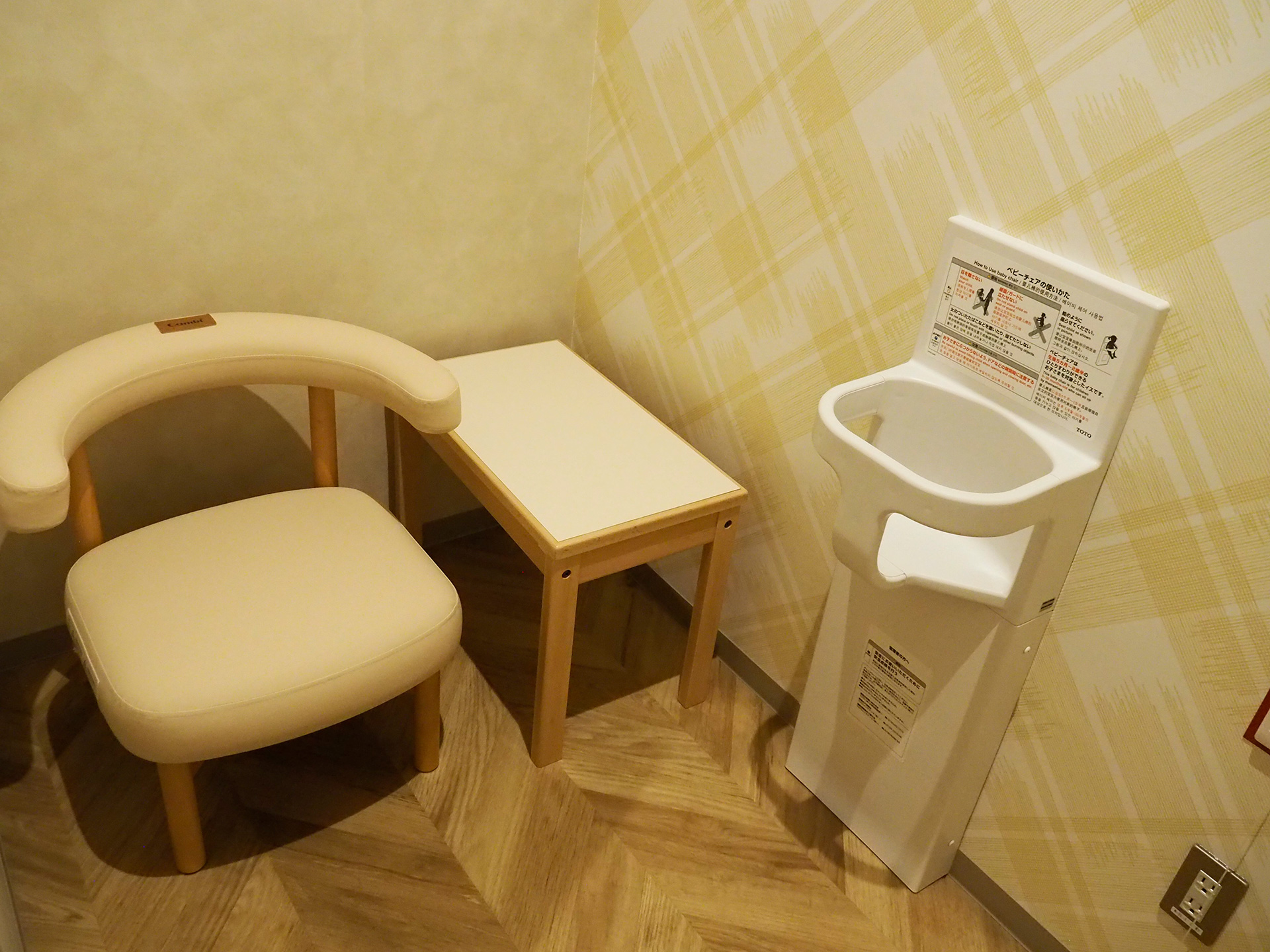 カーテンで仕切られた授乳スペースは女性のみ入室可能