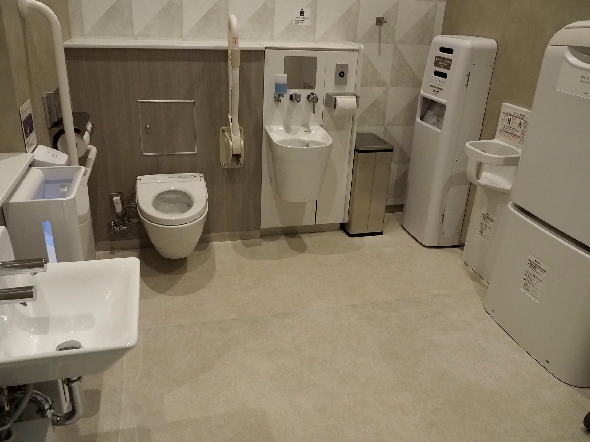 「誰でもトイレ」にはオストメイトや紙おむつを捨てられる専用ゴミ箱も