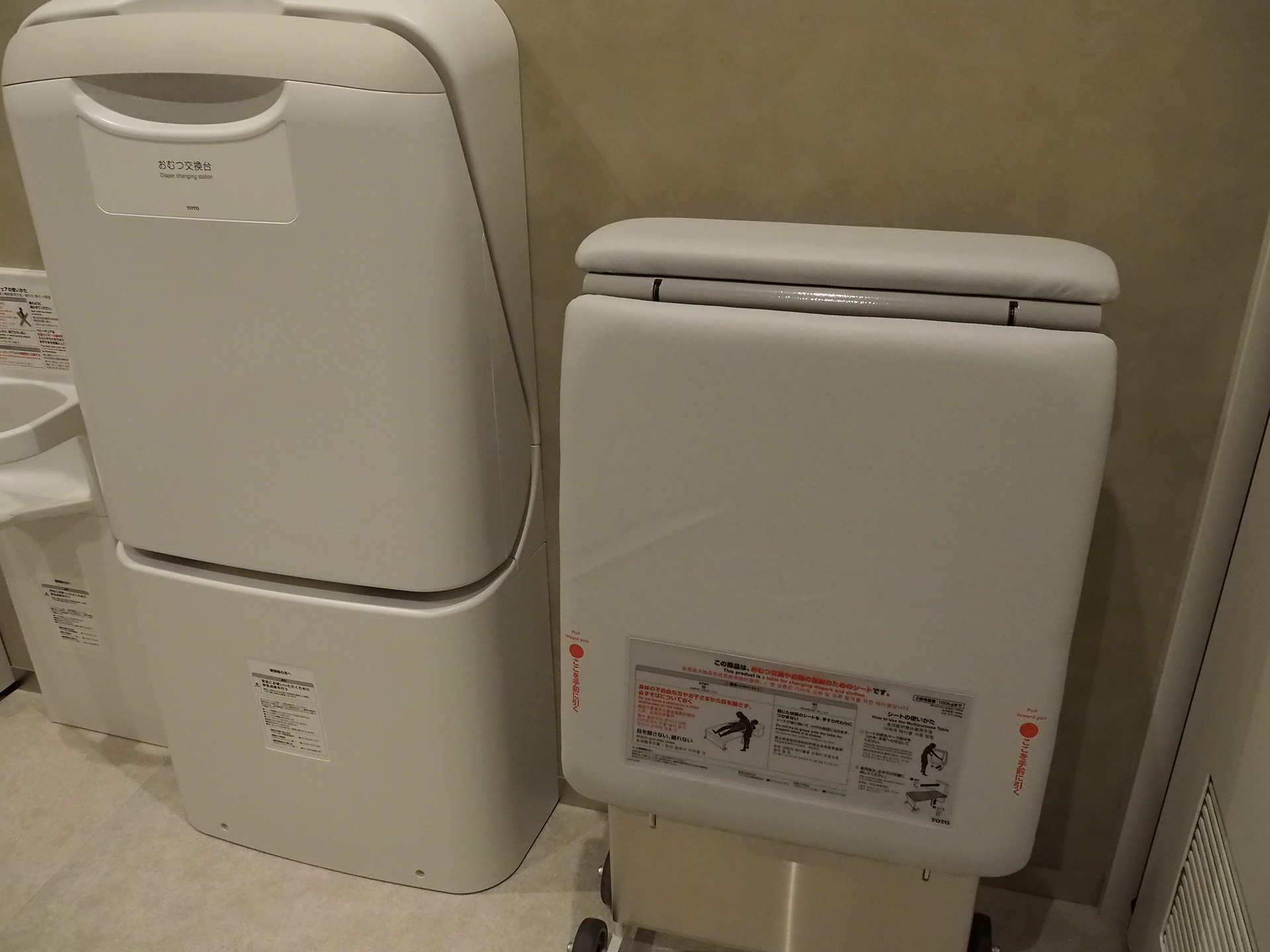 子供用のおむつ交換台のほかに、介護が必要な人が使える台も