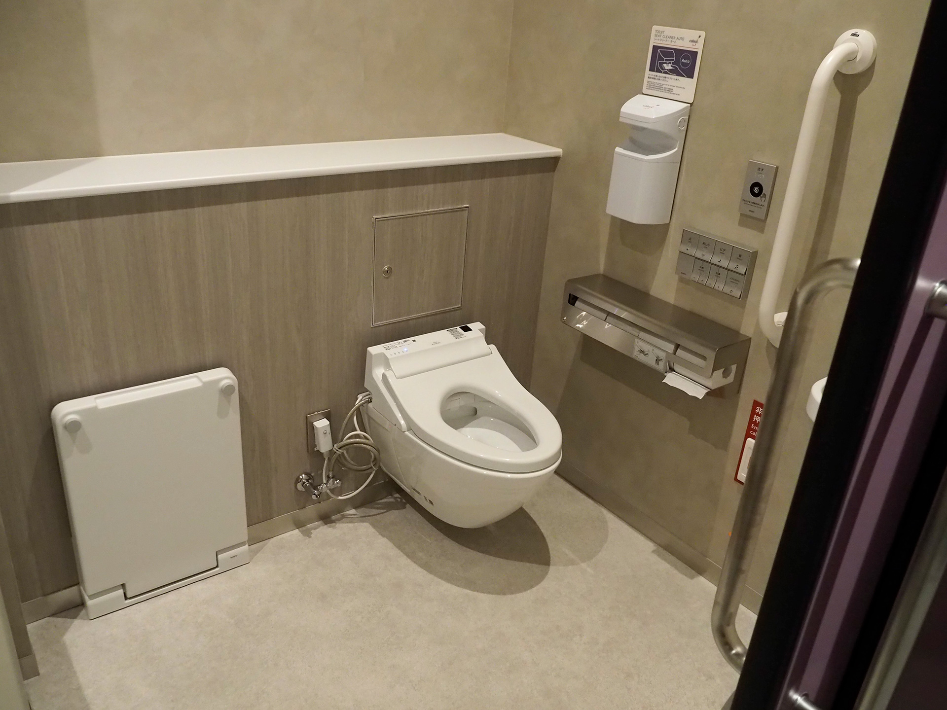 「ゆったりトイレ」は広めの個室で着替え台や専用の手洗い場がある