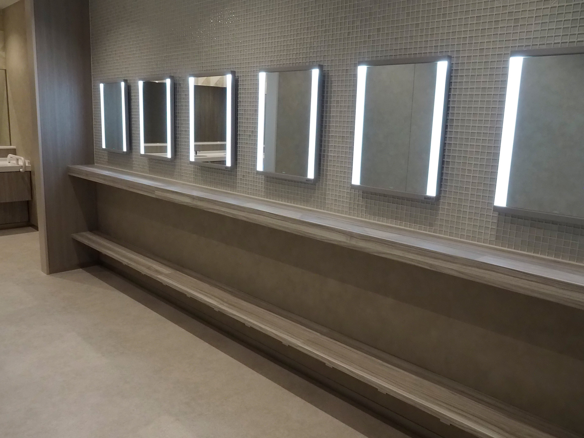 女子トイレのメイク直しスペース