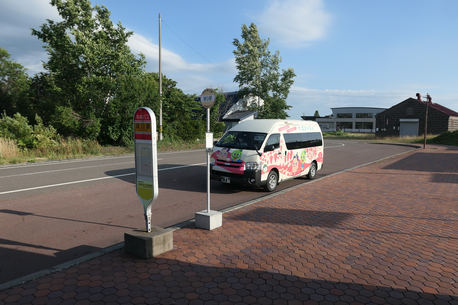 浦臼駅前に停車する「月形浦臼線」バス。「美唄自動車学校」が運行している