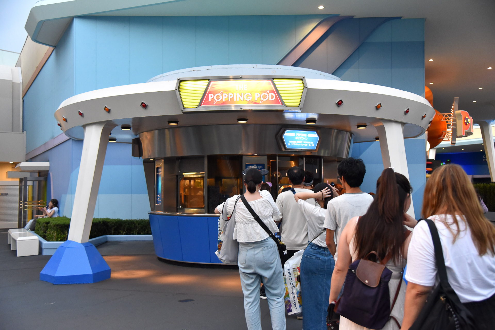 ポップコーンワゴンはすぐ近くの「ポッピングポッド」