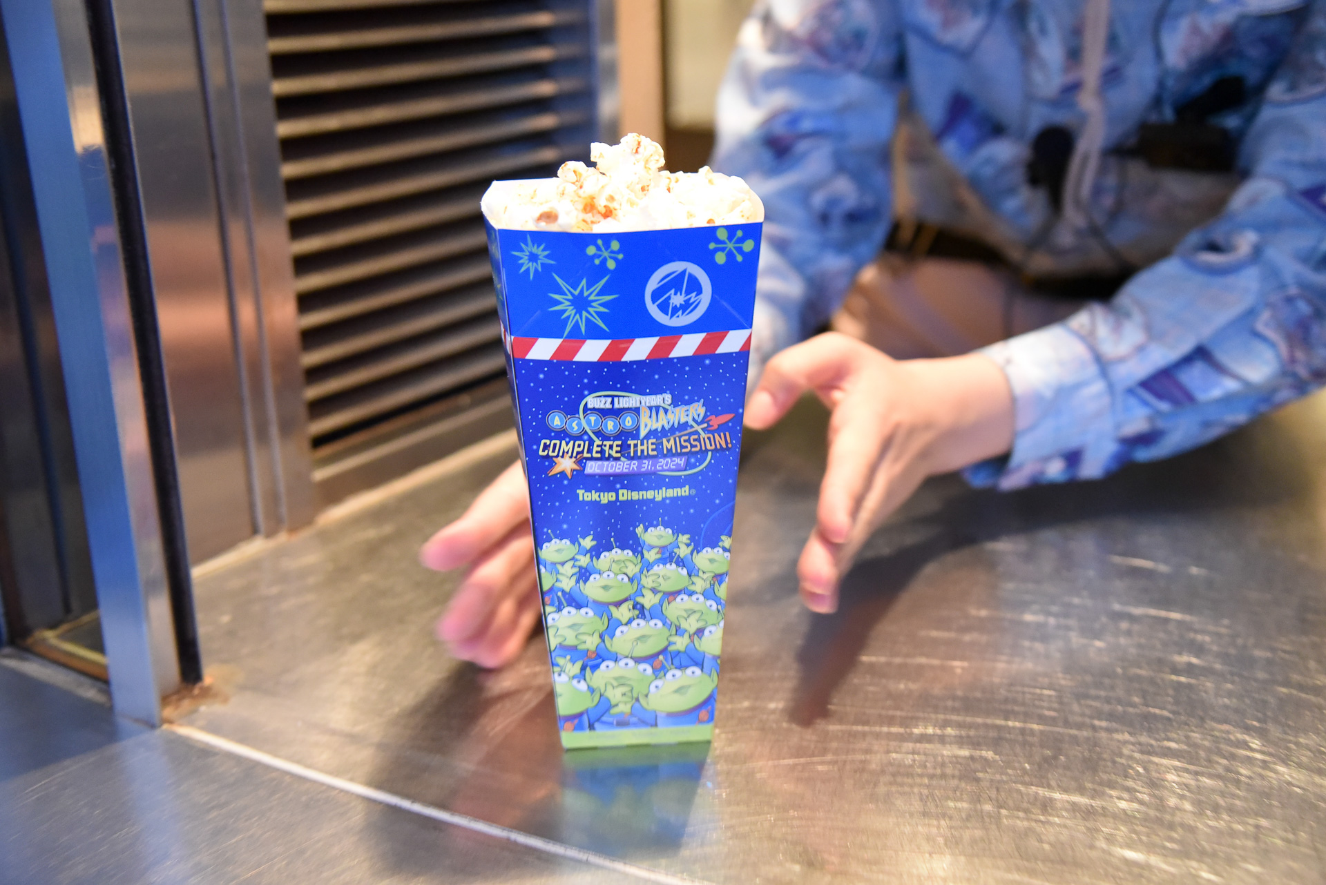 ポップコーンワゴンで限定デザインの「レギュラーボックス」（400円）を入手
