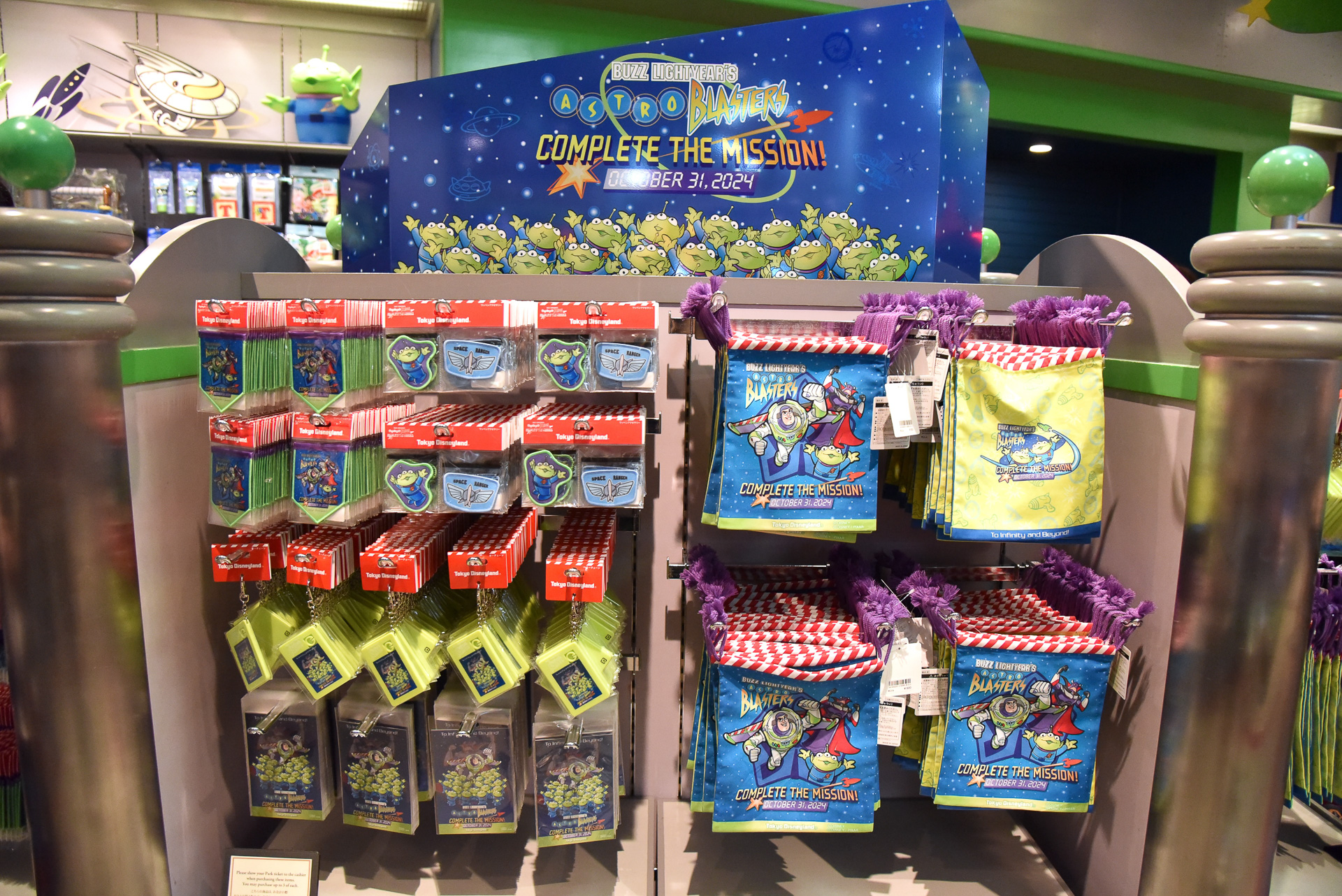 特設の棚が用意され、スペシャルグッズが並んでいた