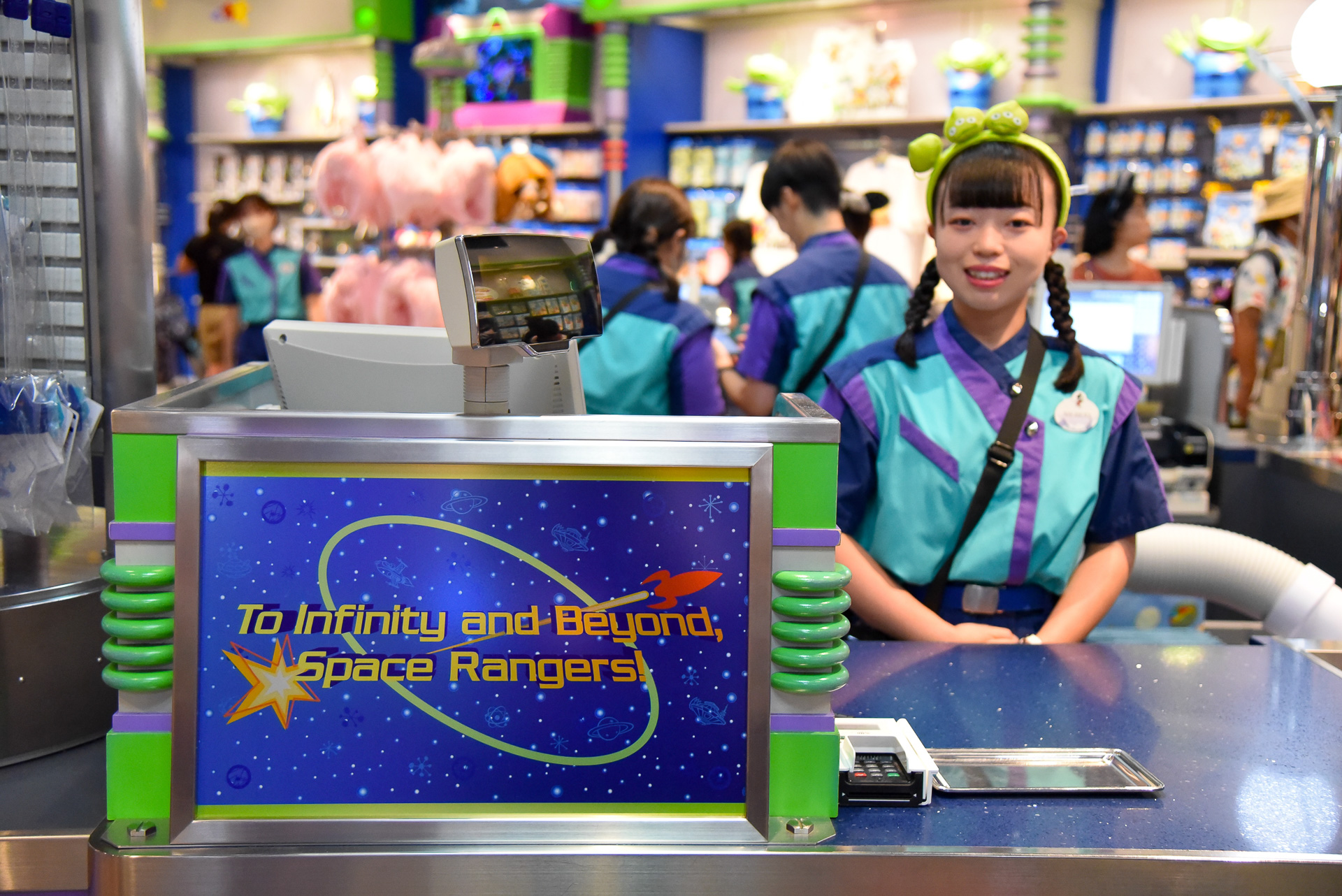 レジまわりも、コンプリート・ザ・ミッション！なデコレーションが施されていた