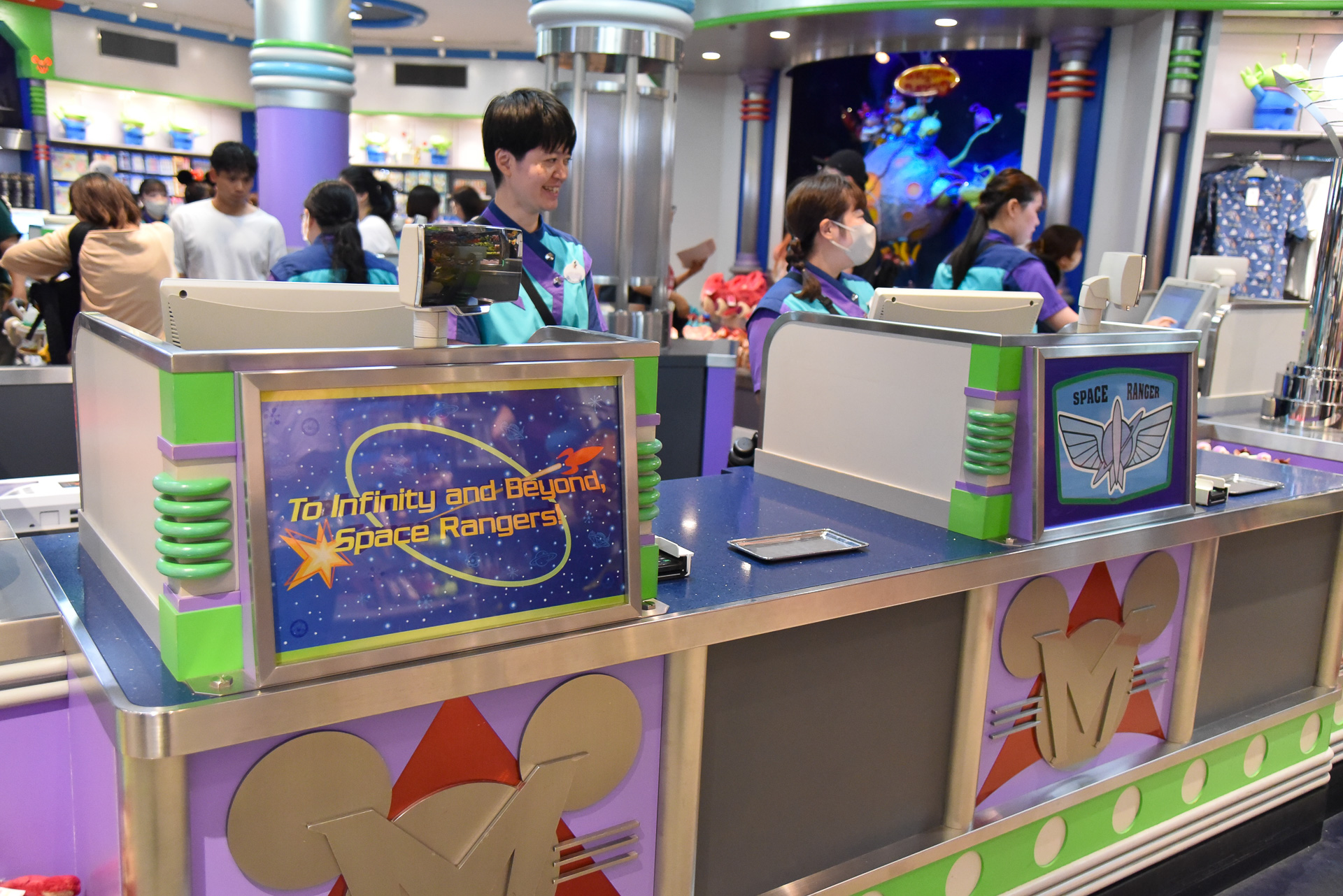レジまわりも、コンプリート・ザ・ミッション！なデコレーションが施されていた