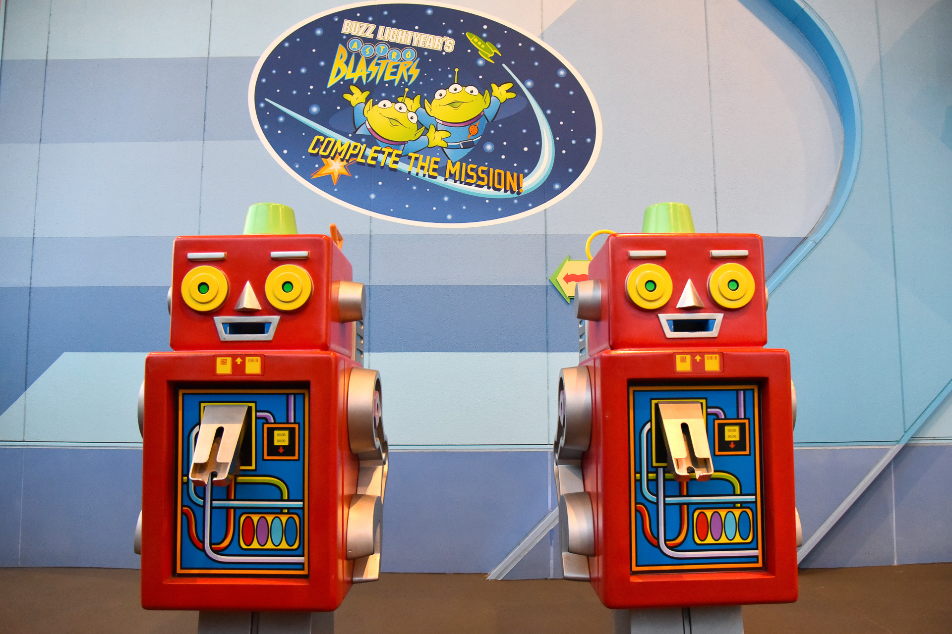 キュートなロボット型ファストパス発券機も見納め