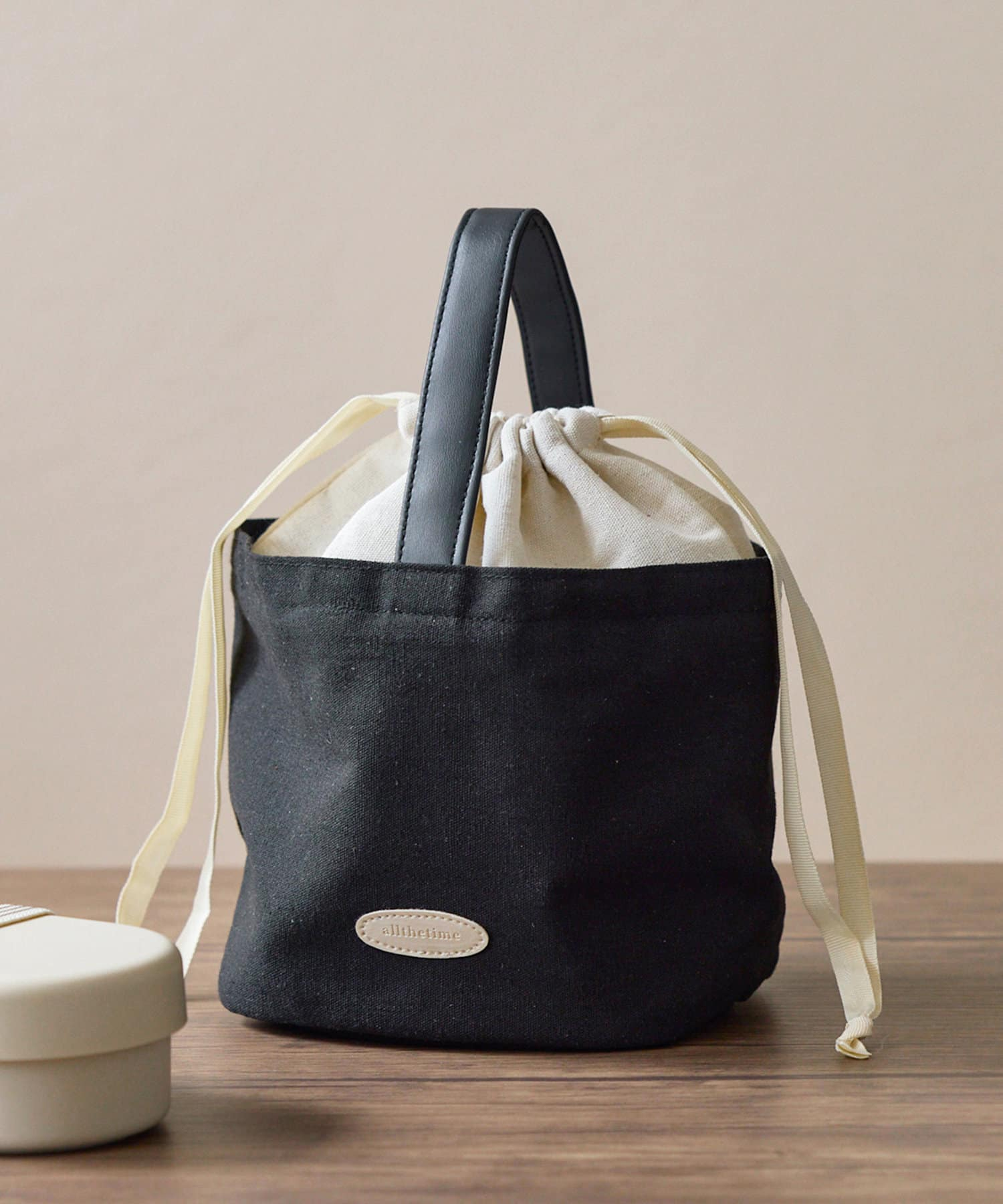 「ランチ巾着バッグ」（330円）は、約18×14×16cm（幅×奥行き×高さ）