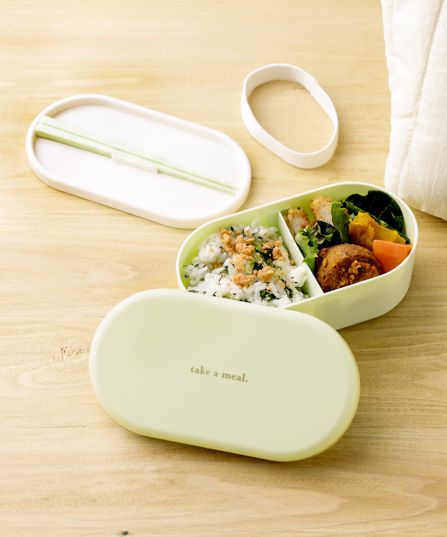 既存アイテムの「お箸付き一段ランチボックス」（330円）と「おにぎりランチボックス」（330円）も電子レンジ対応