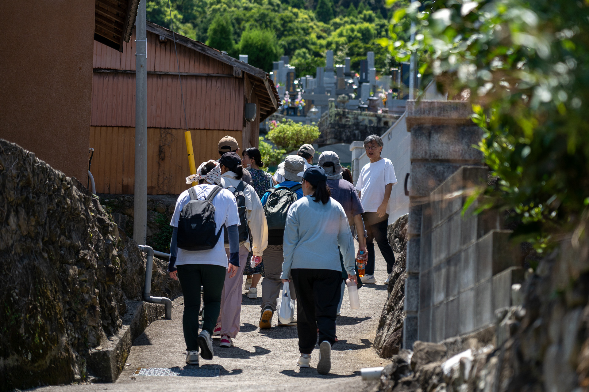背戸輪（せどわ）と呼ばれる住民の細い生活路を歩いて甘夏畑へ