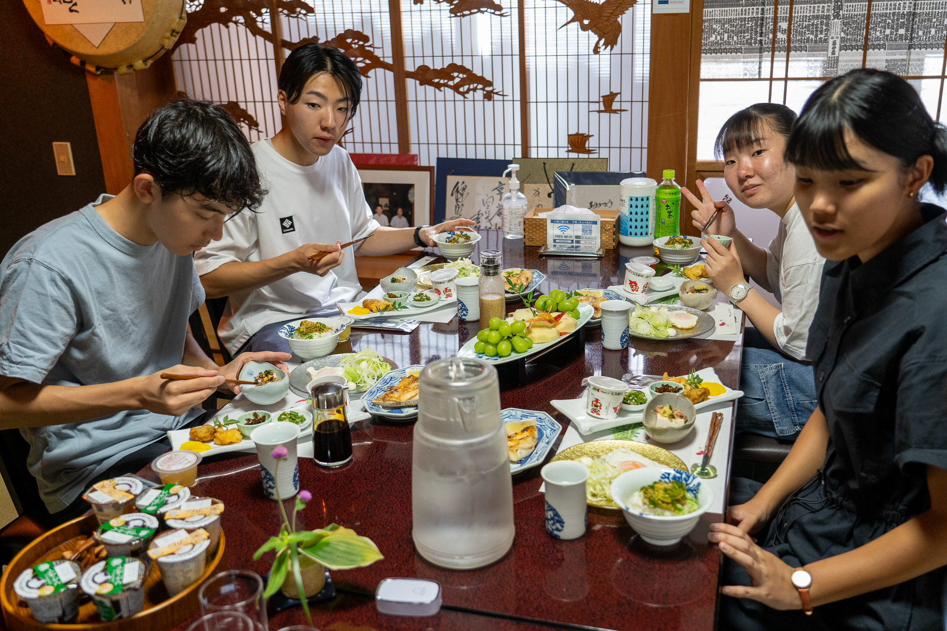 宿に戻って豪華な朝食。なんとウニ乗せごはん！