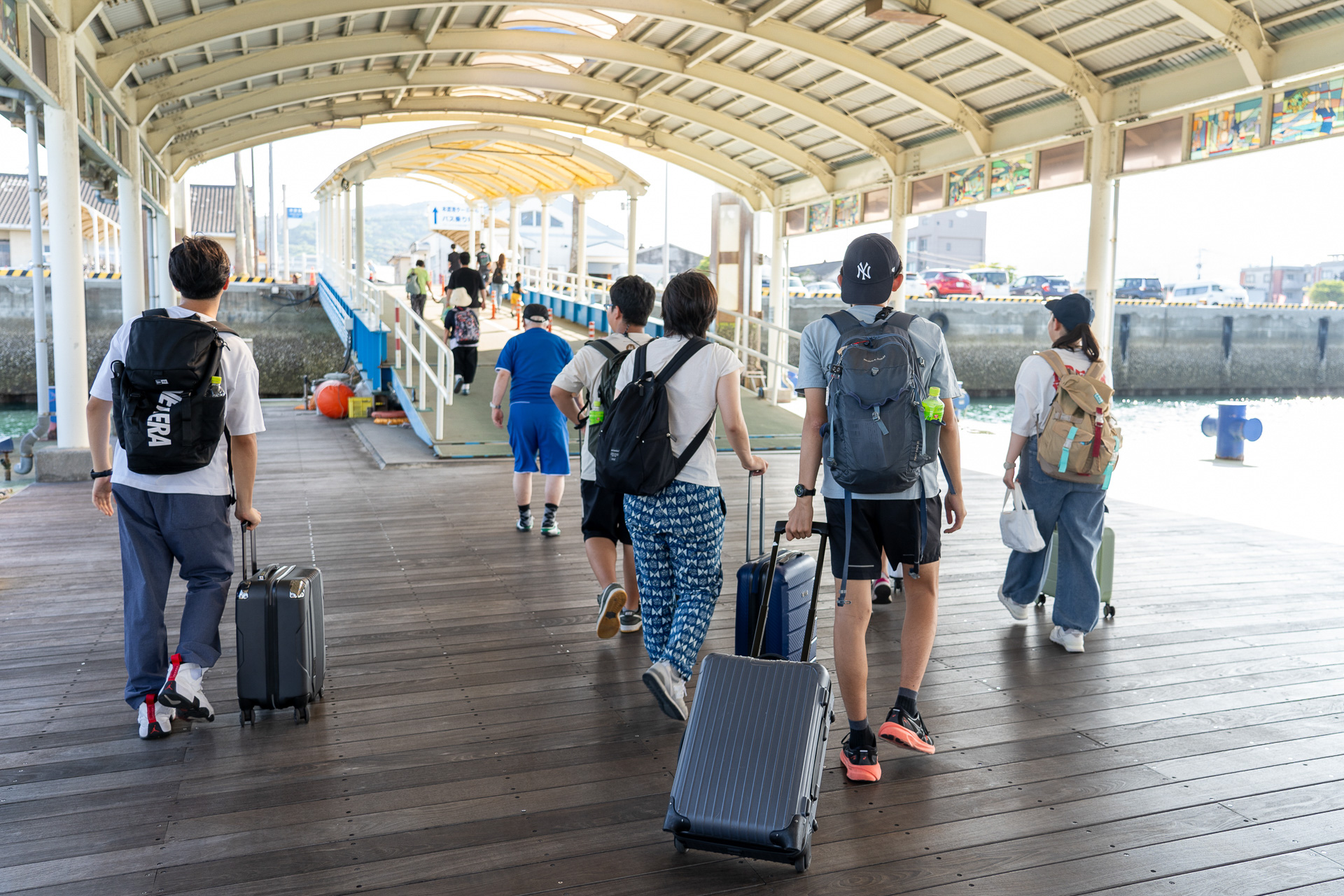 本渡港に到着。歩いてホテルに向かう