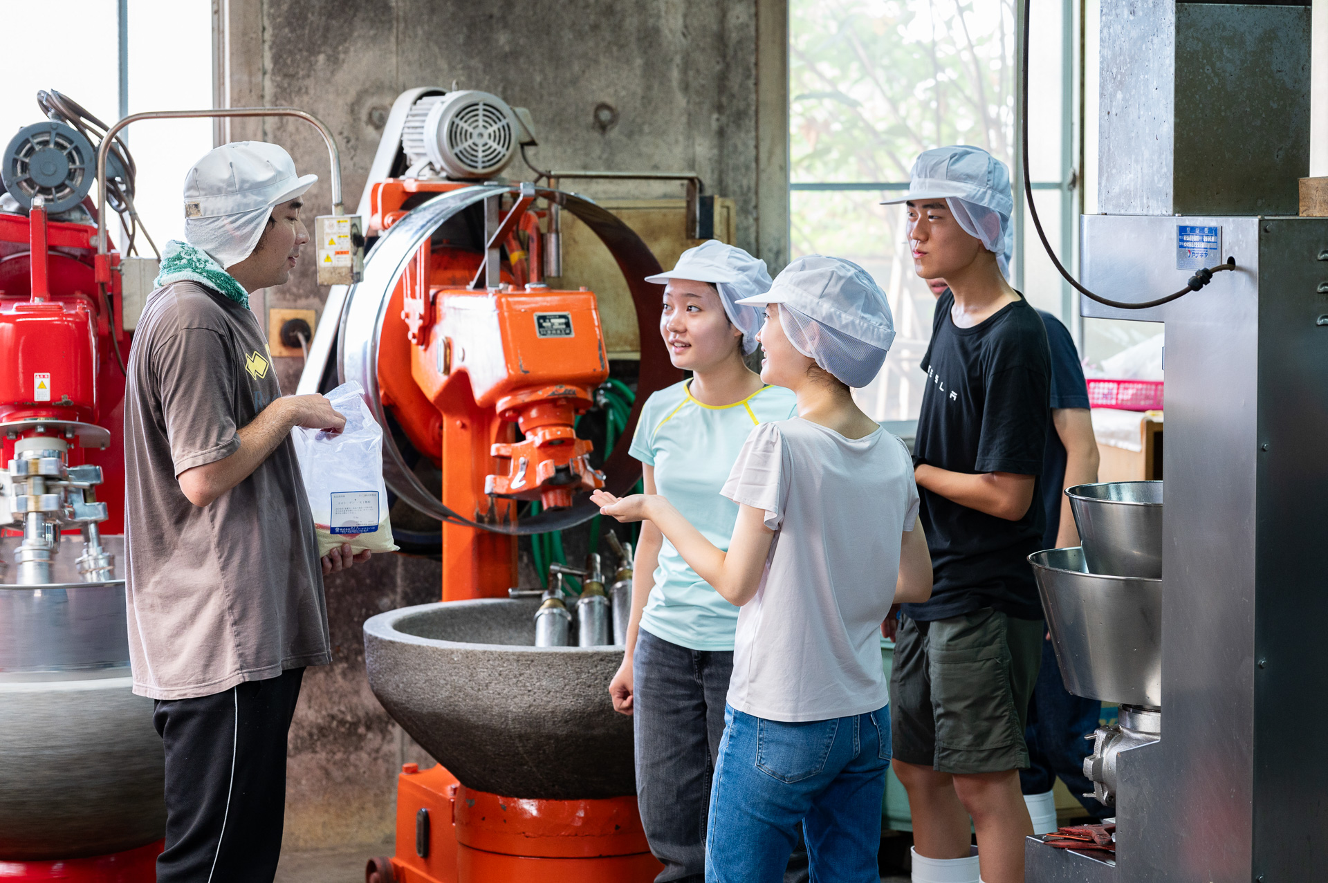 アジなどの魚をさばいてすり身にし、形成して蒸す作業をしていた鹿児島チーム