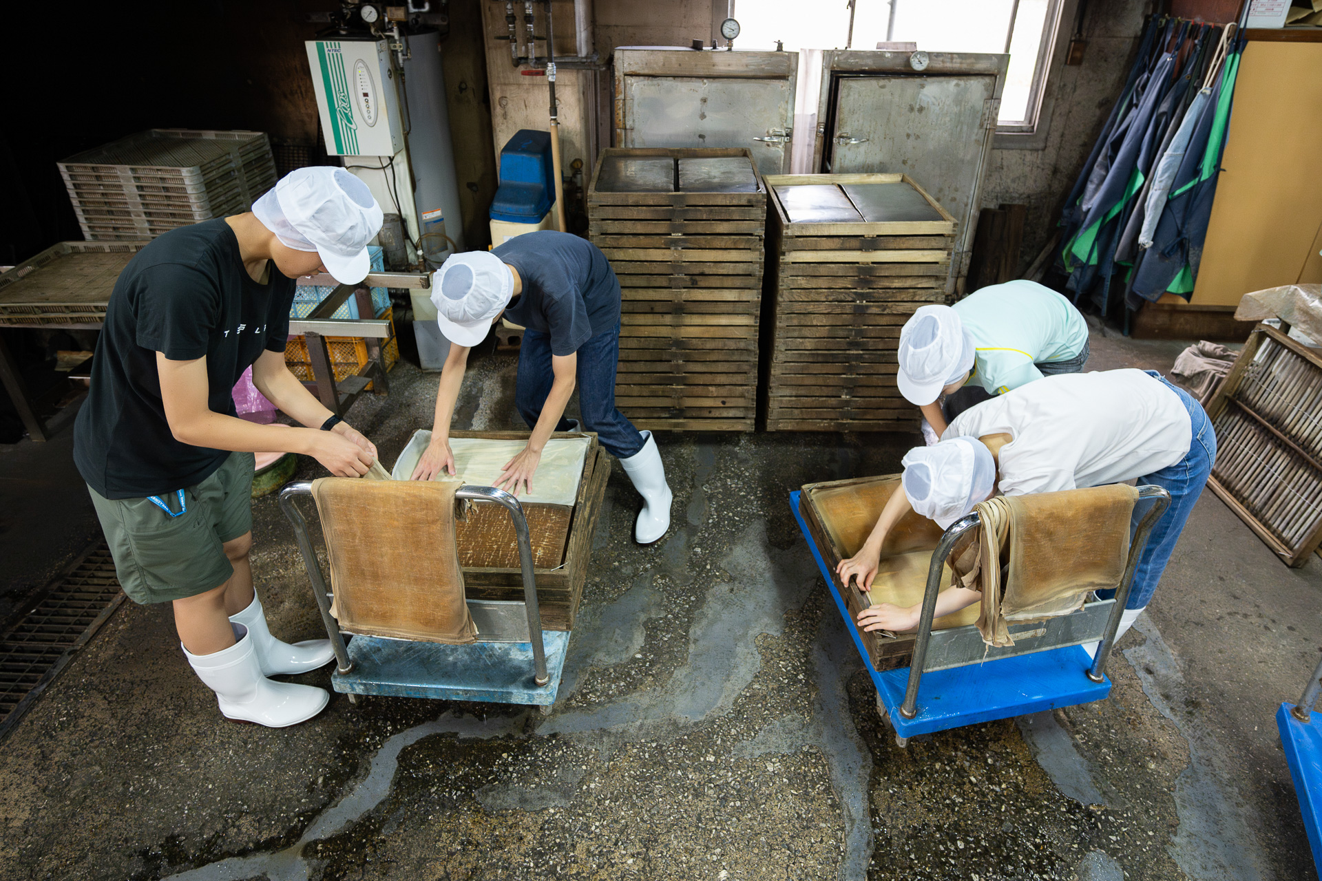 アジなどの魚をさばいてすり身にし、形成して蒸す作業をしていた鹿児島チーム