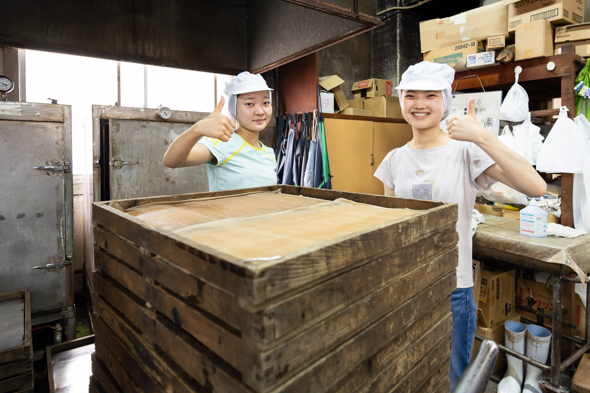 アジなどの魚をさばいてすり身にし、形成して蒸す作業をしていた鹿児島チーム