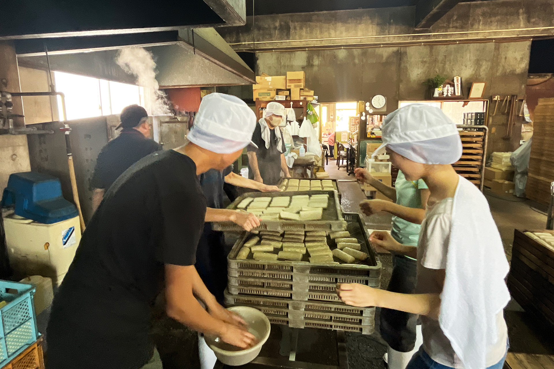 天草最南端の牛深の燻製蒲鉾工場で働いてきた鹿児島チーム