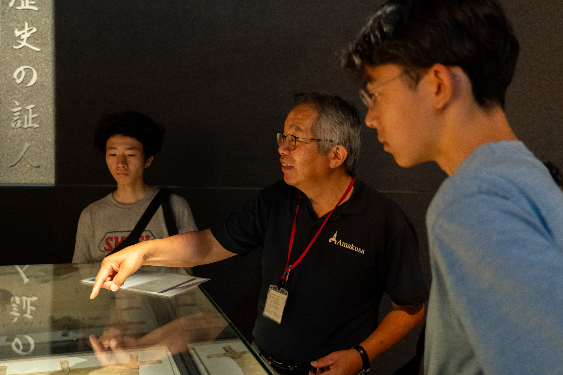 天草四郎陣中旗についてなど、平田館長の説明に耳を傾ける