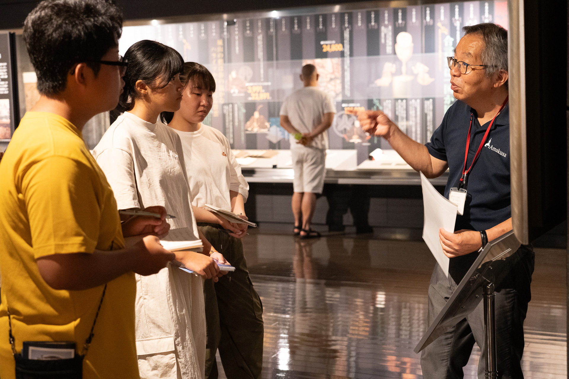 天草四郎陣中旗についてなど、平田館長の説明に耳を傾ける