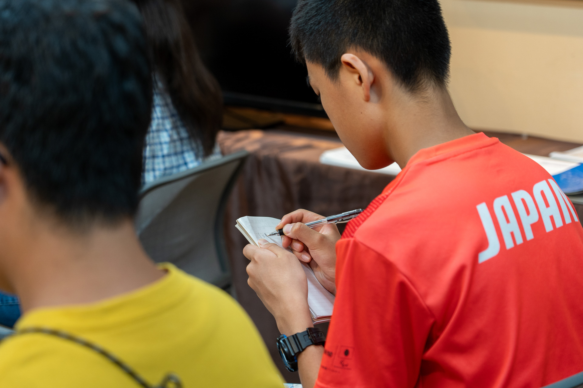 熱心にメモをとる