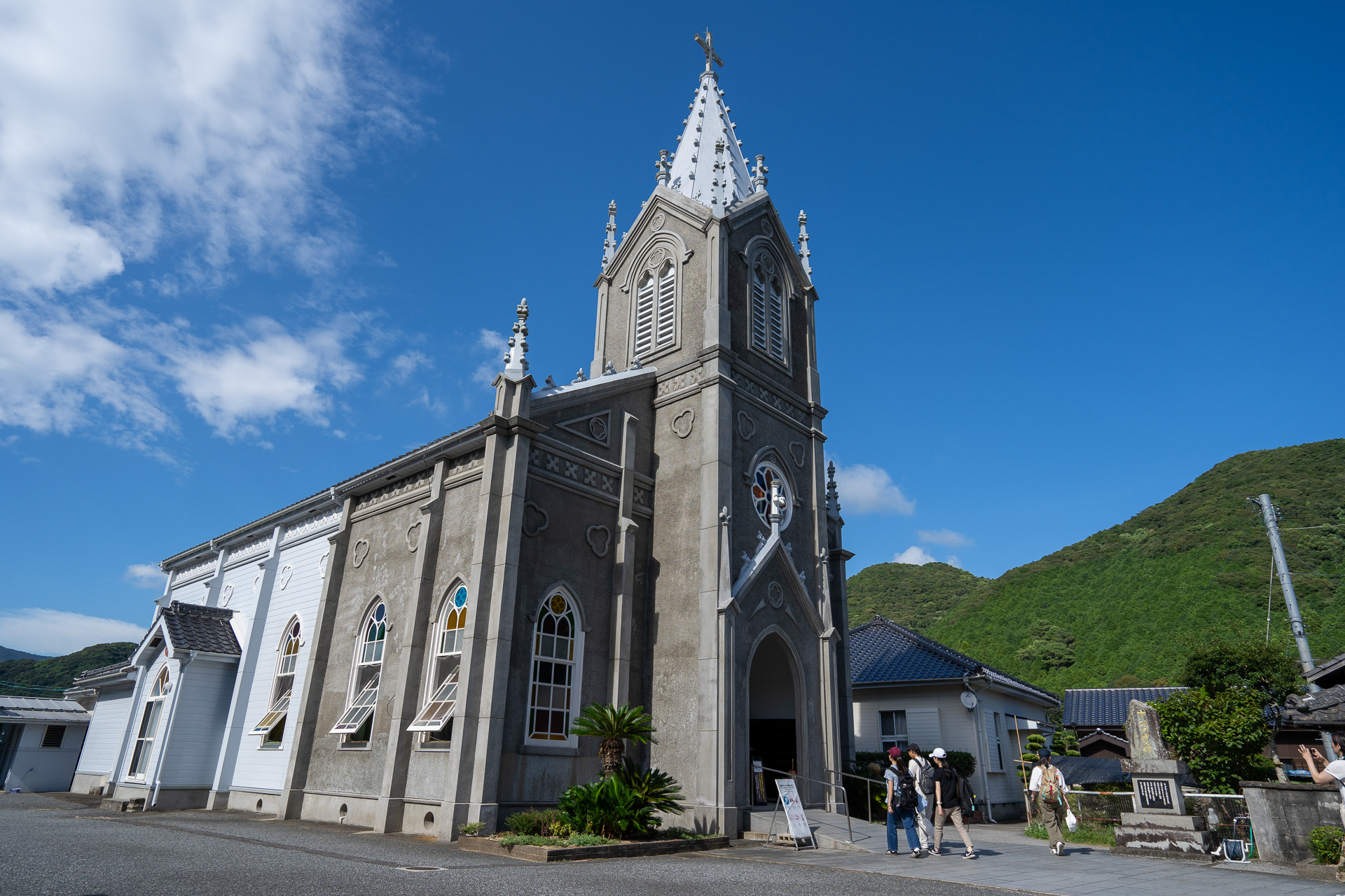崎津教会を見学。内部はめずらしい畳敷きだ