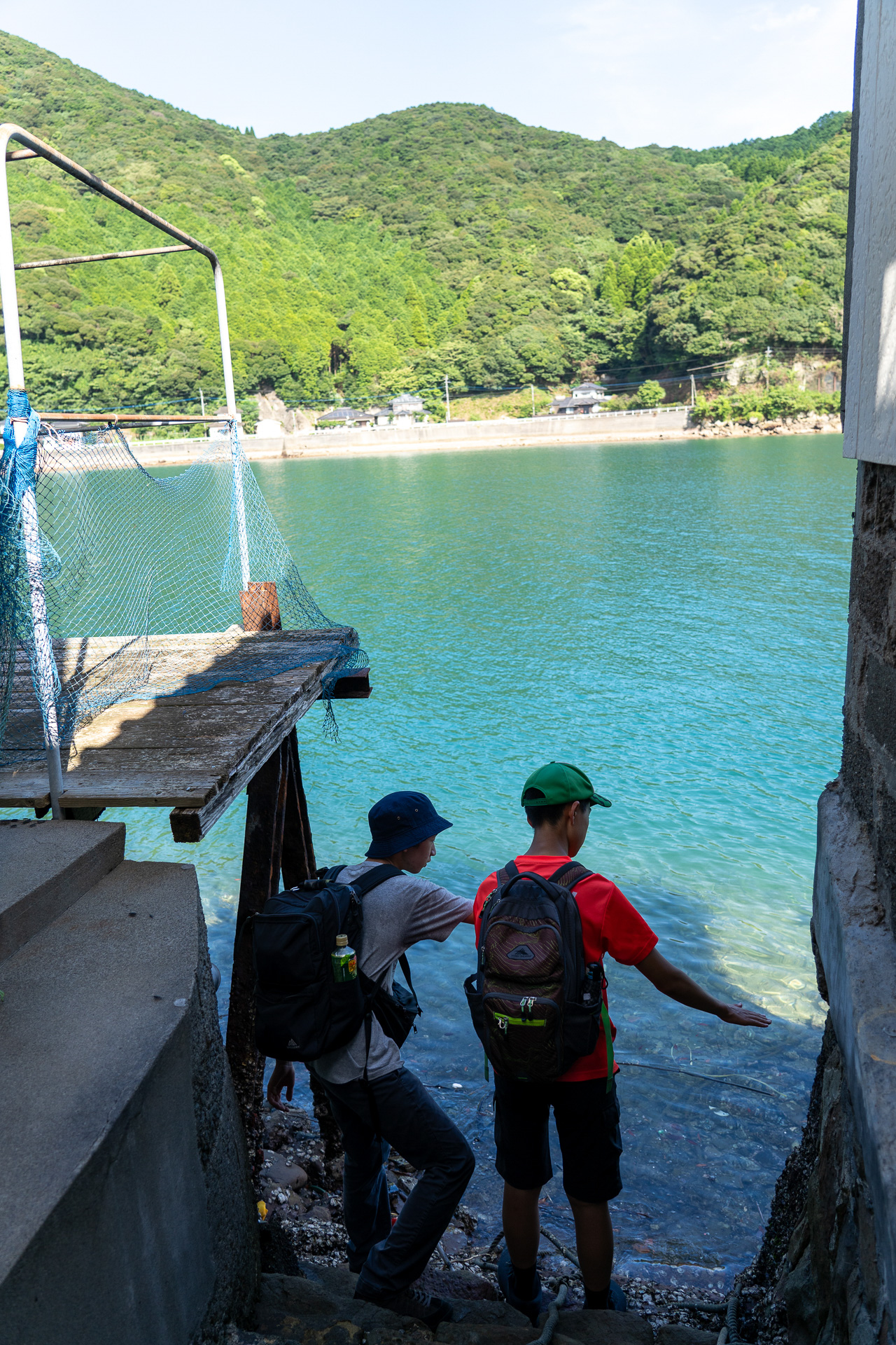 家と家の軒下を通るトーヤを進んでいくと海に出る