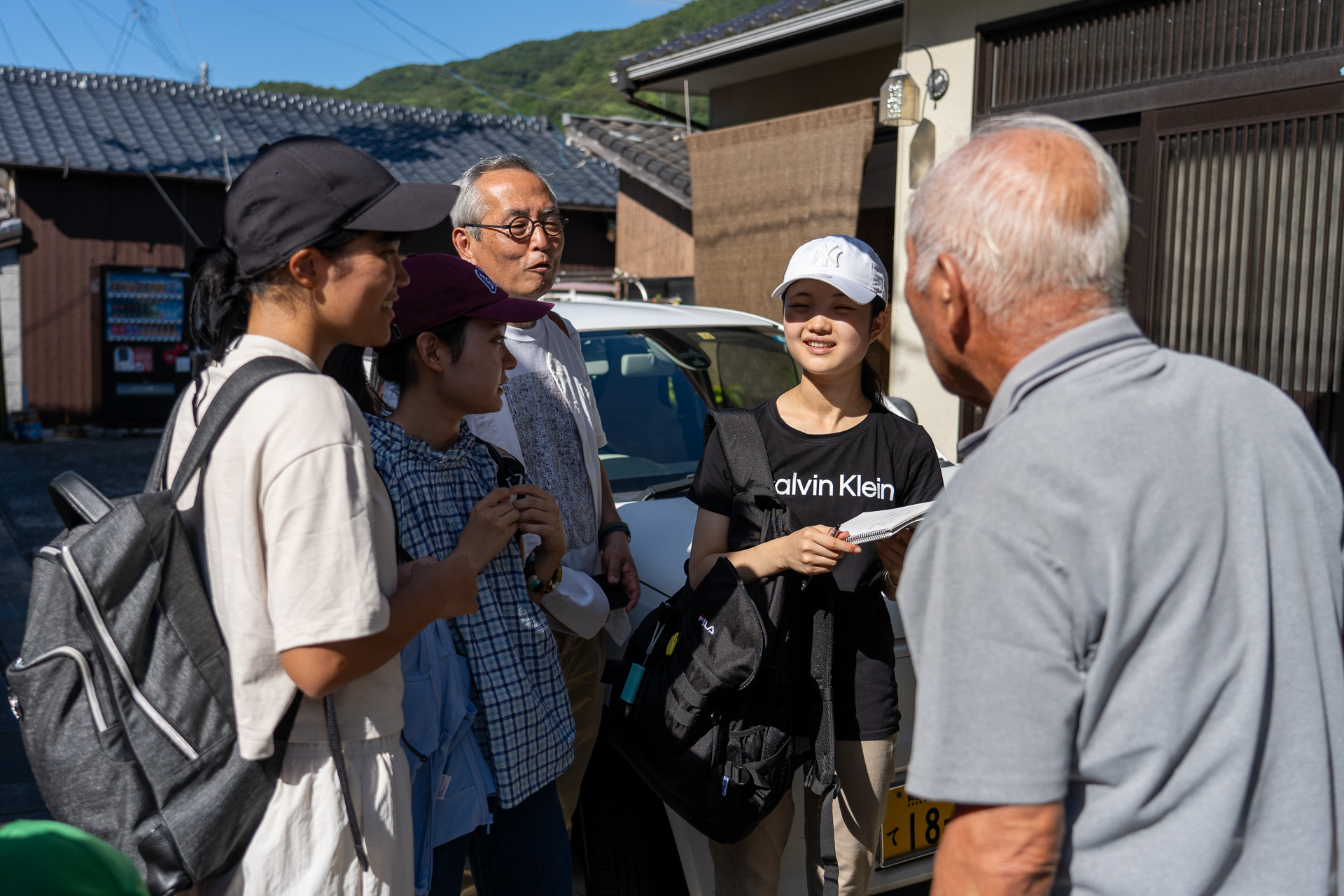 地元のおじいさんに話しかける