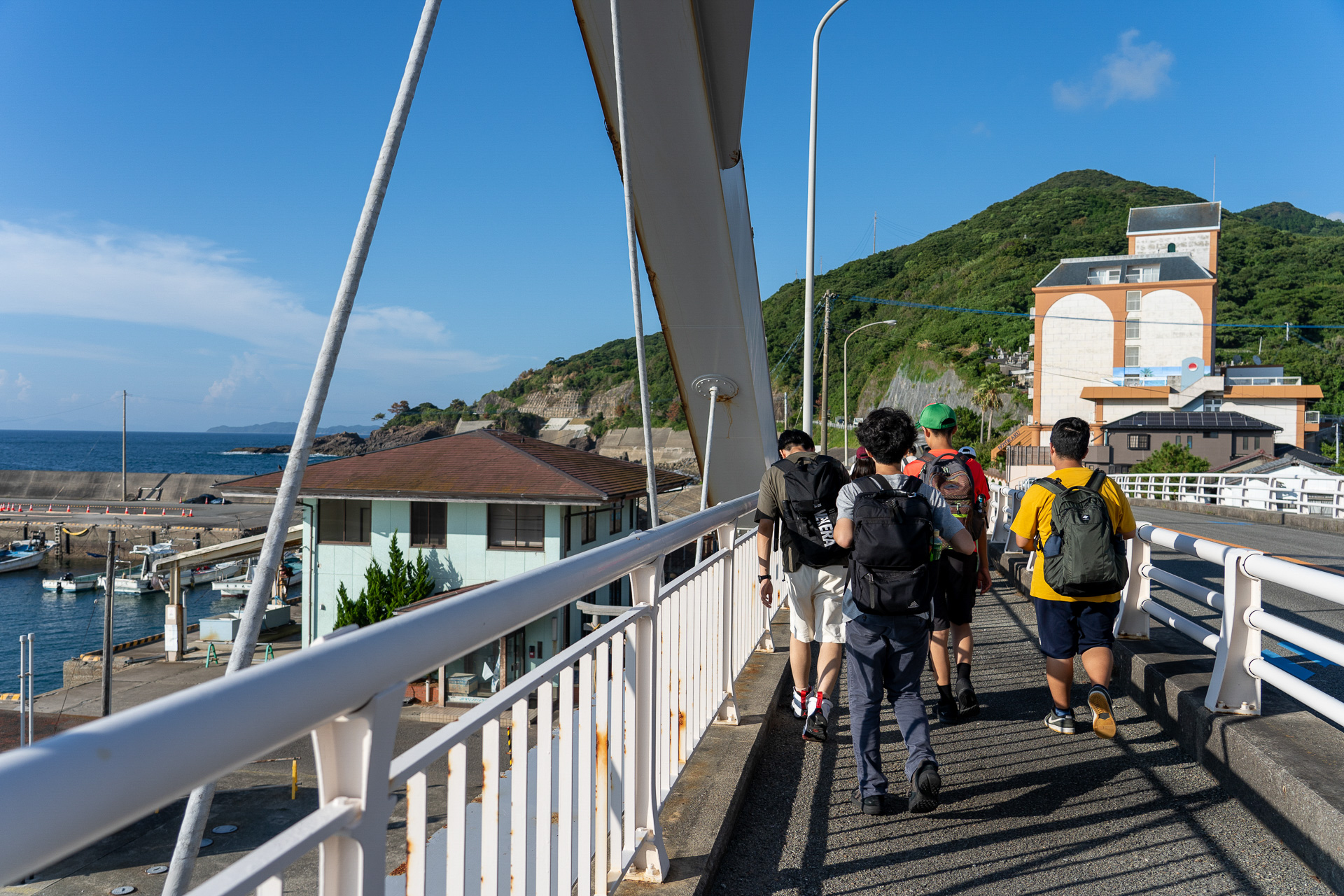 右手にこの日の宿が見えてきた