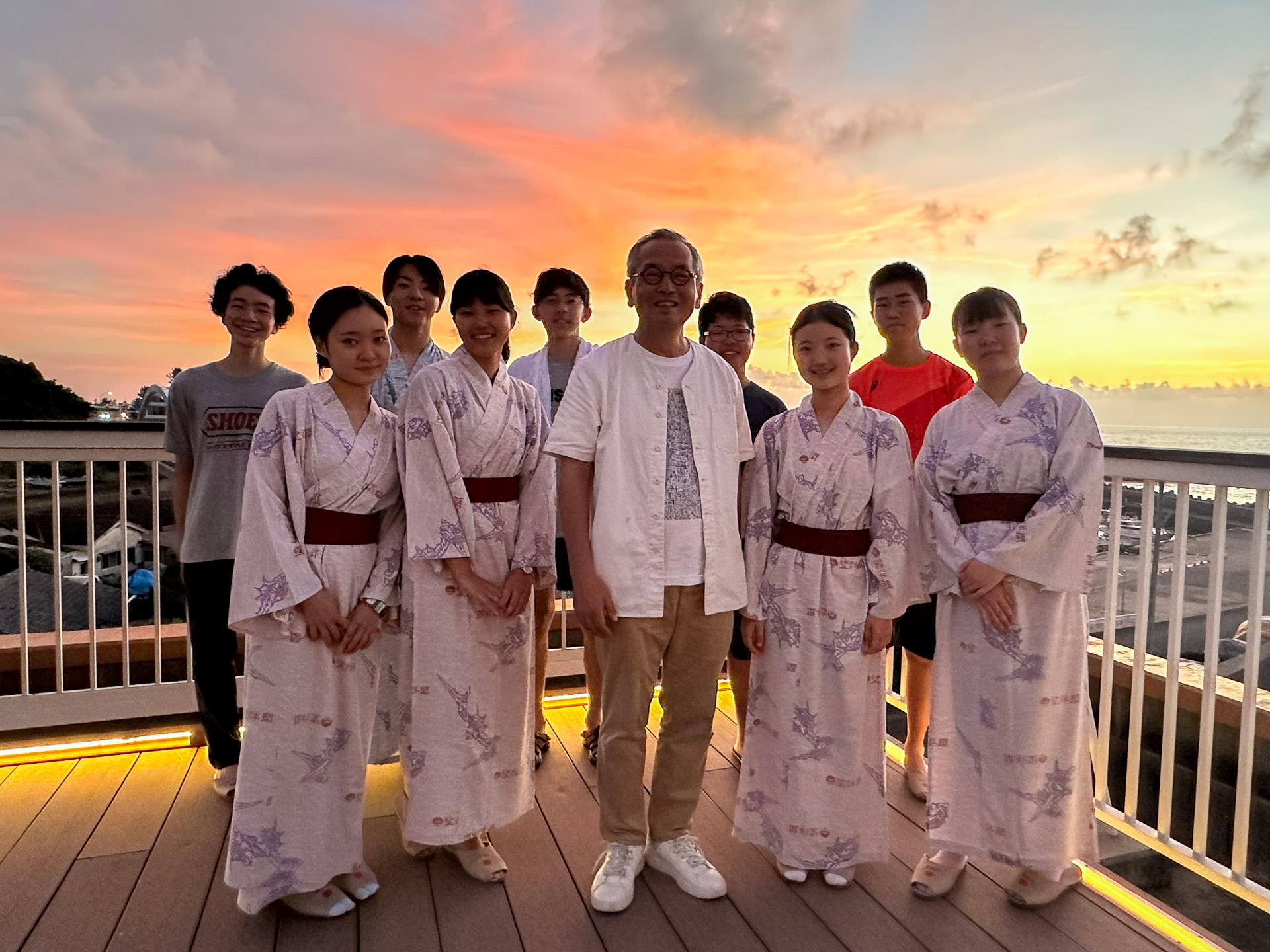 下田温泉は日本の夕陽百選の一つ。夕焼け空をバックに土井先生と記念写真