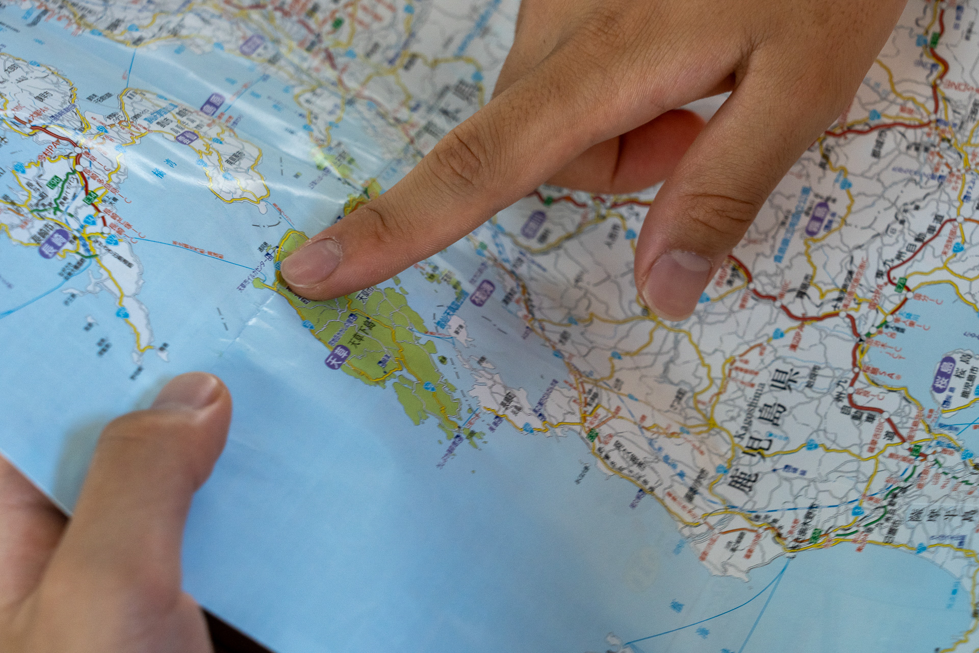 「定期船が出ているこの場所に行くんじゃないかな？」と予想