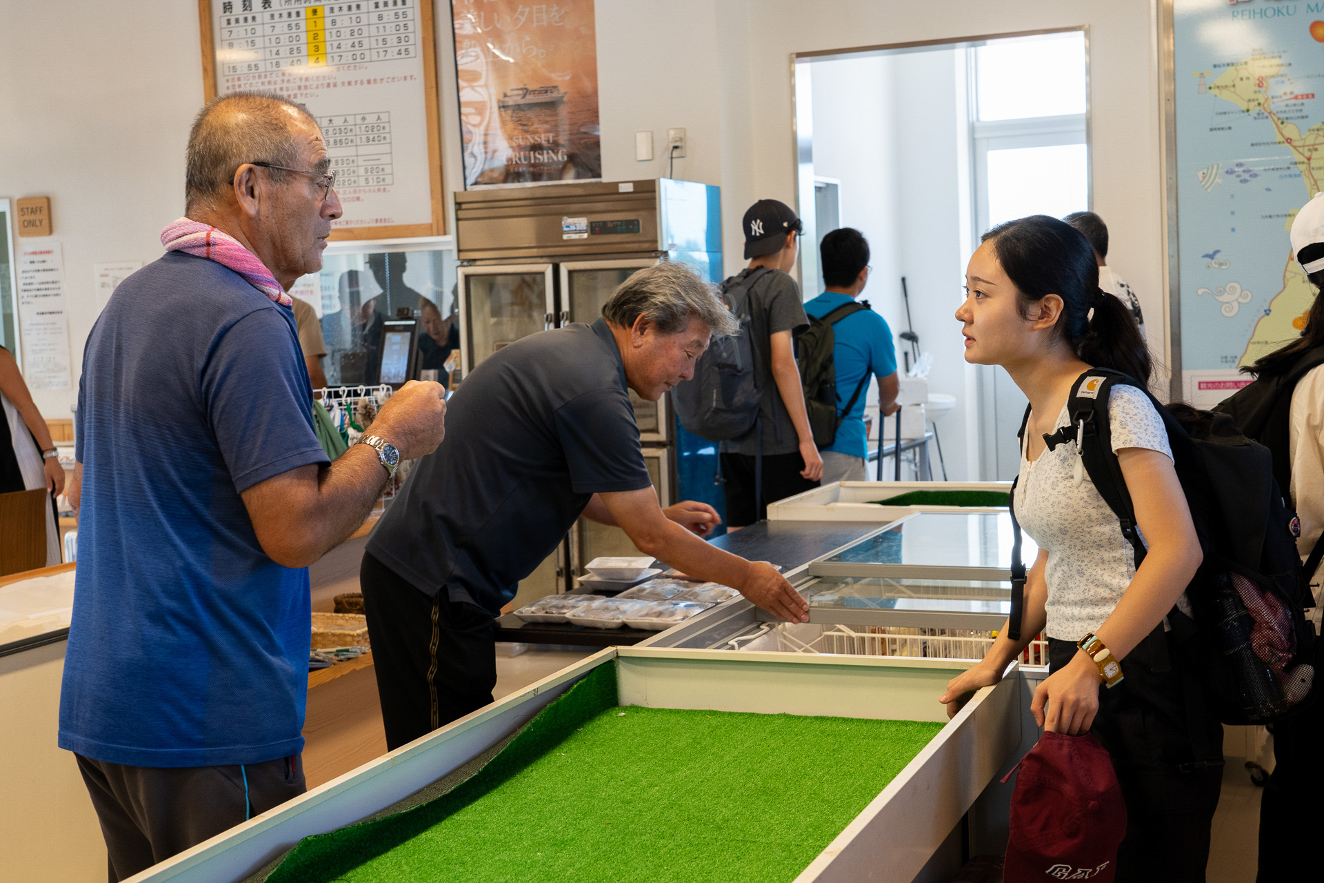 ここでも地元の人に積極的に話しかける姿が