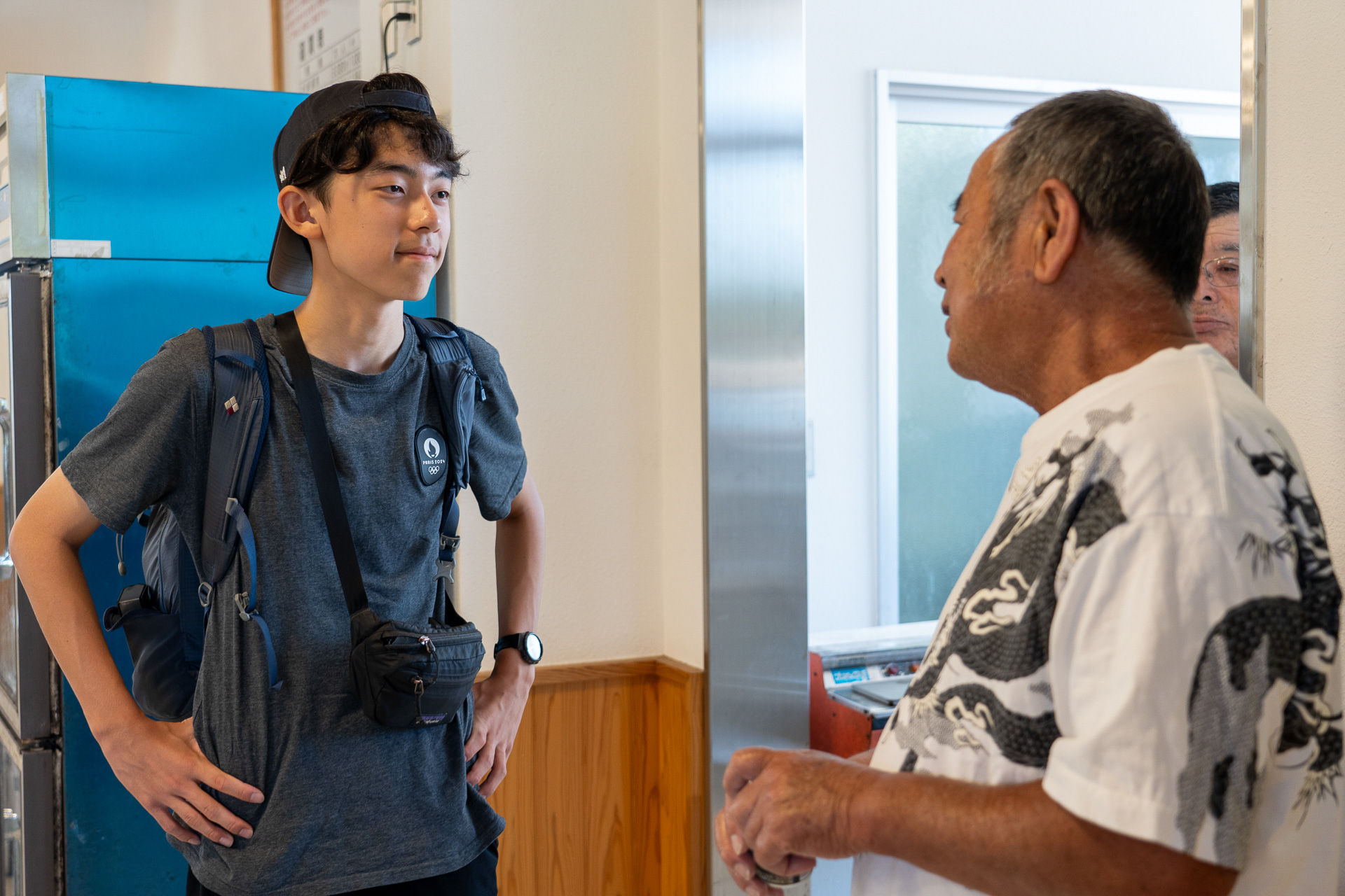 ここでも地元の人に積極的に話しかける姿が