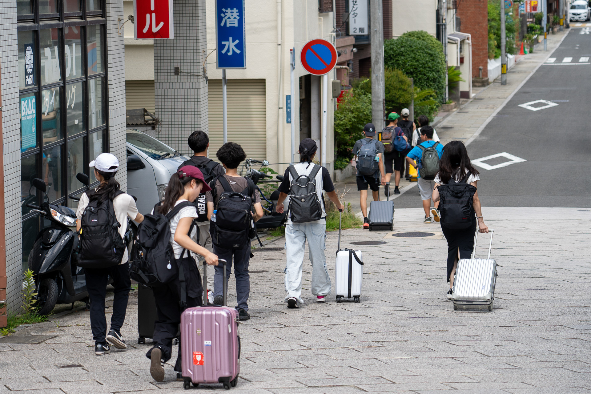 バスを降りて歩く、歩く