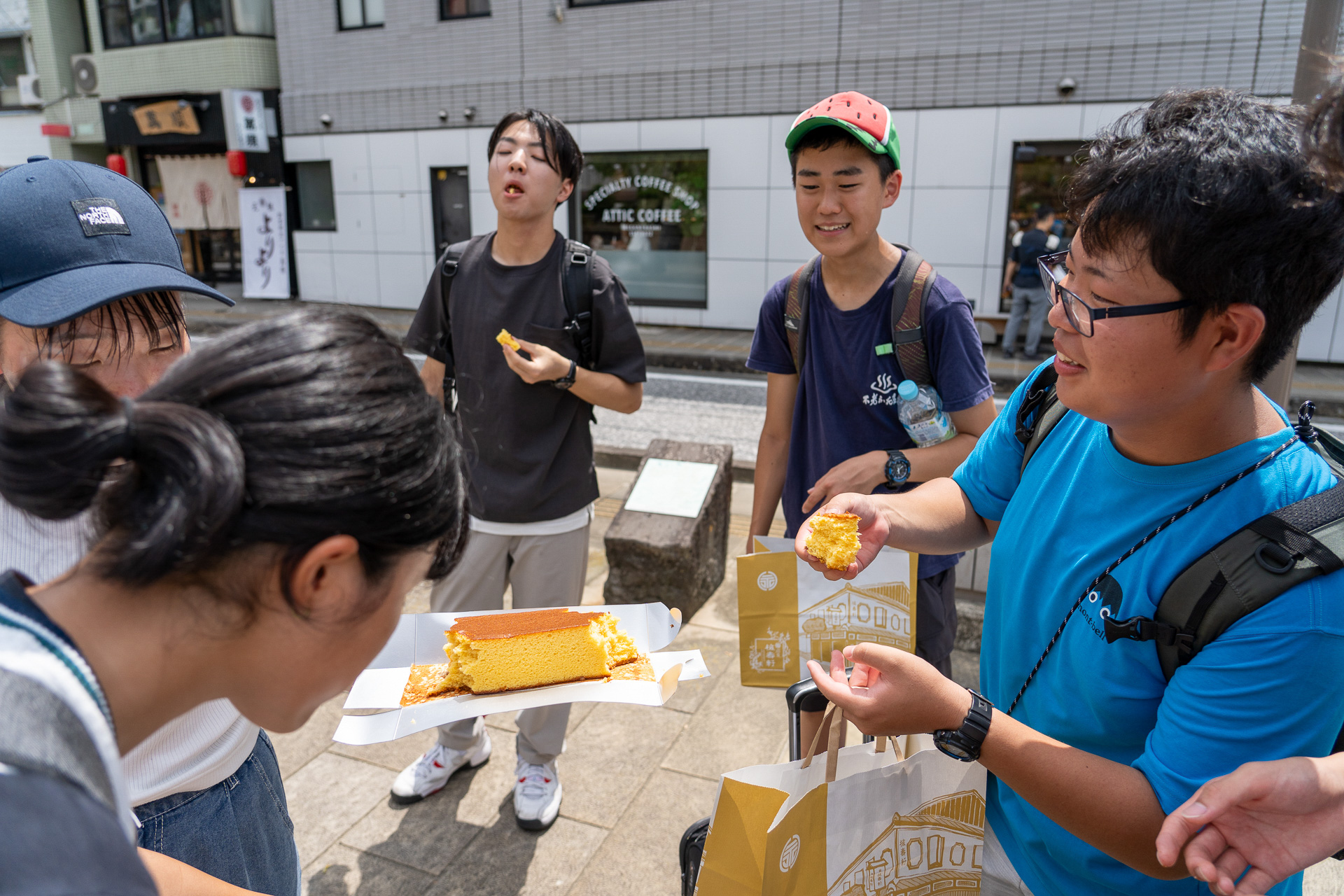 豪快に手でちぎって食べたカステラ。美味しい！