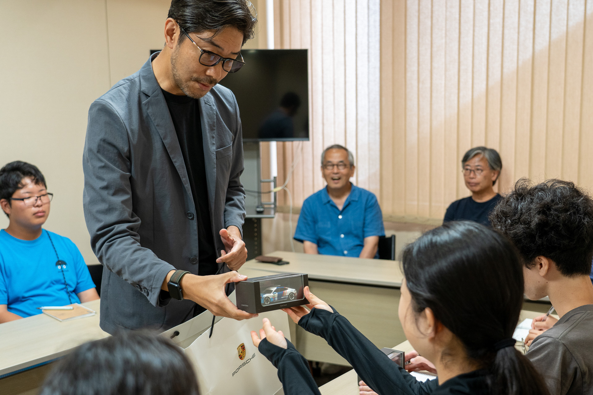 黒岩さんからプレゼントされたタイカンのミニカーに子供たちは大喜び