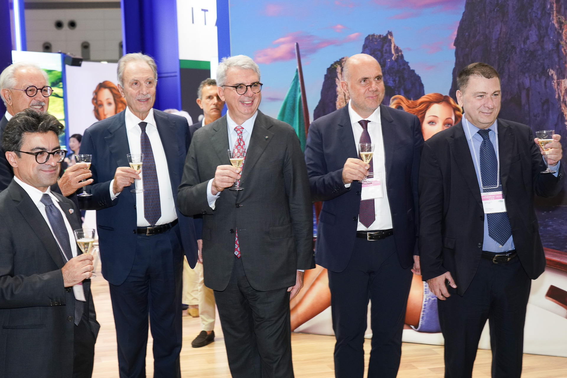 テープカットに続いた乾杯セレモニー。駐日大使の左がバリジカータ州のヴィート・バルディ知事、最右がITAエアウェイズ 日本・インド支社長ファビオ・ビゴッティ氏